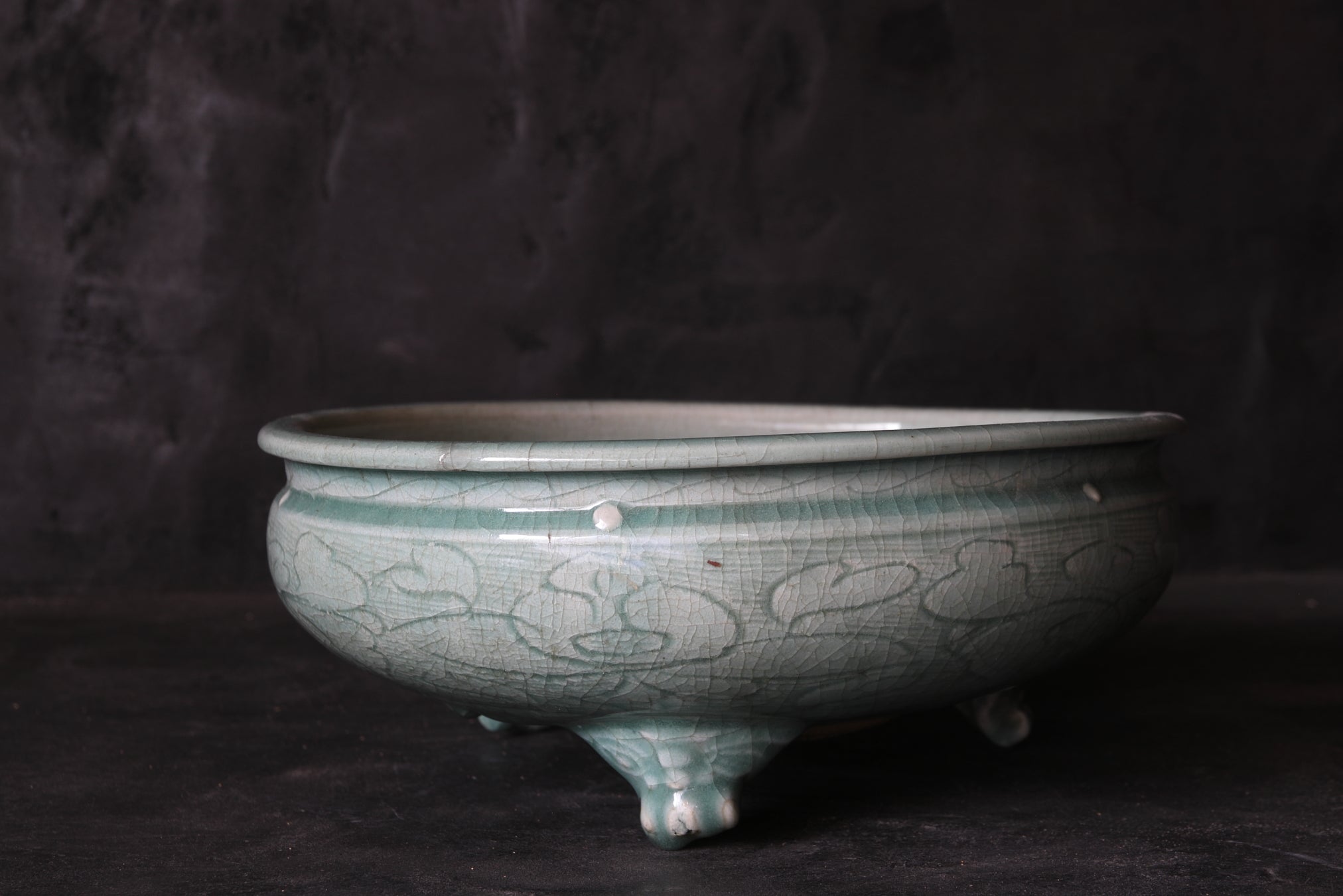 SCHALE / TOPF FÜR ACORUS GRAMINEUS, Seladon mit eingekerbte pfingstrosen-rankenmuster mit drei beinen, erbstück, Ming-Dynastie(1368–1644 n. Chr.)