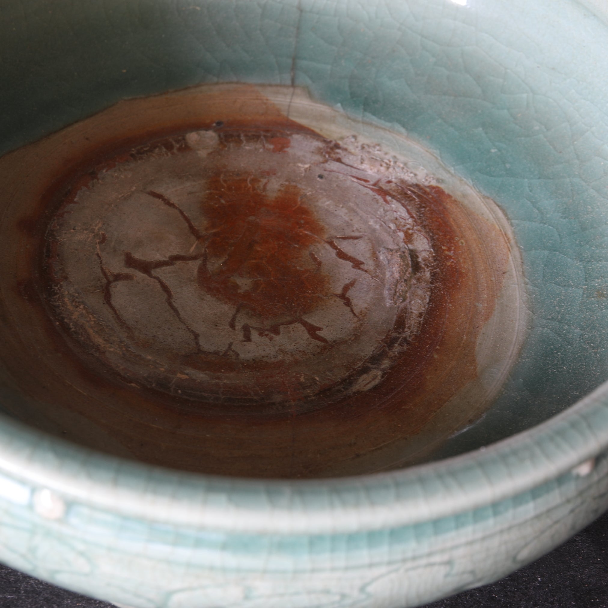 SCHALE / TOPF FÜR ACORUS GRAMINEUS, Seladon mit eingekerbte pfingstrosen-rankenmuster mit drei beinen, erbstück, Ming-Dynastie(1368–1644 n. Chr.)