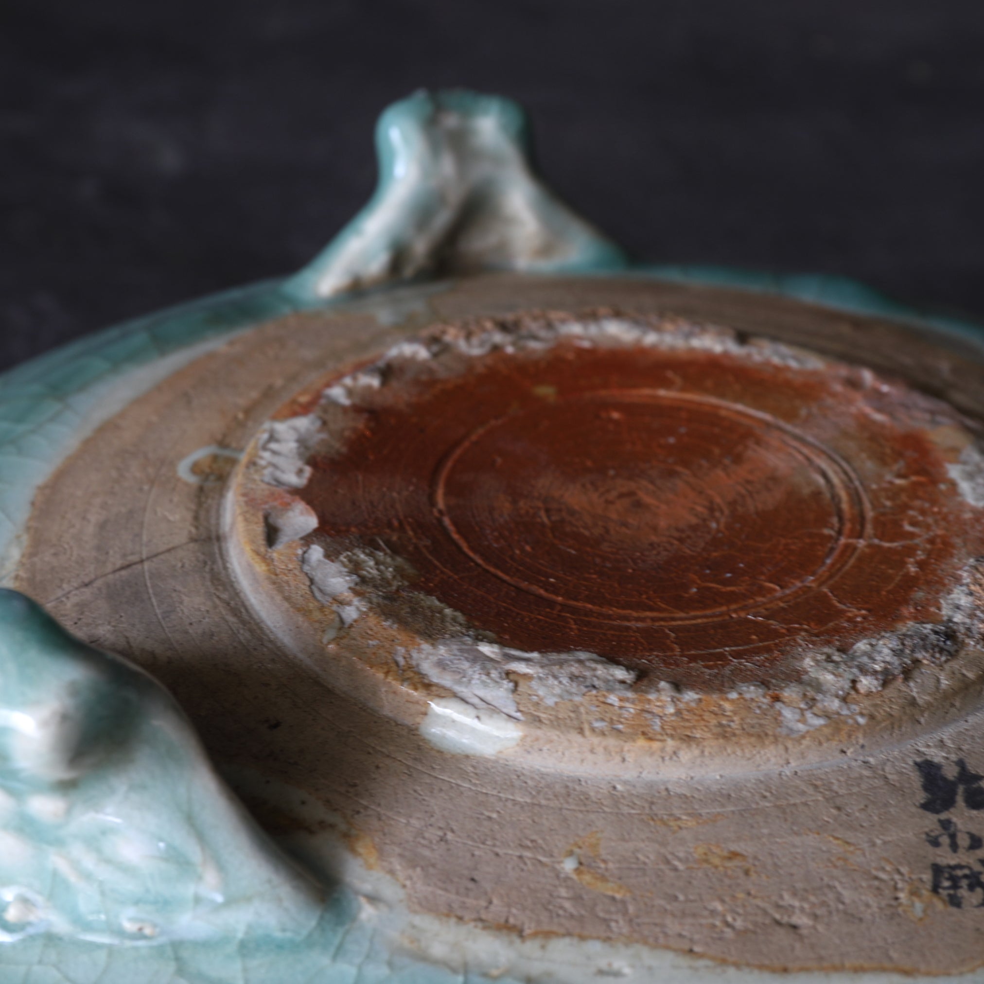 SCHALE / TOPF FÜR ACORUS GRAMINEUS, Seladon mit eingekerbte pfingstrosen-rankenmuster mit drei beinen, erbstück, Ming-Dynastie(1368–1644 n. Chr.)