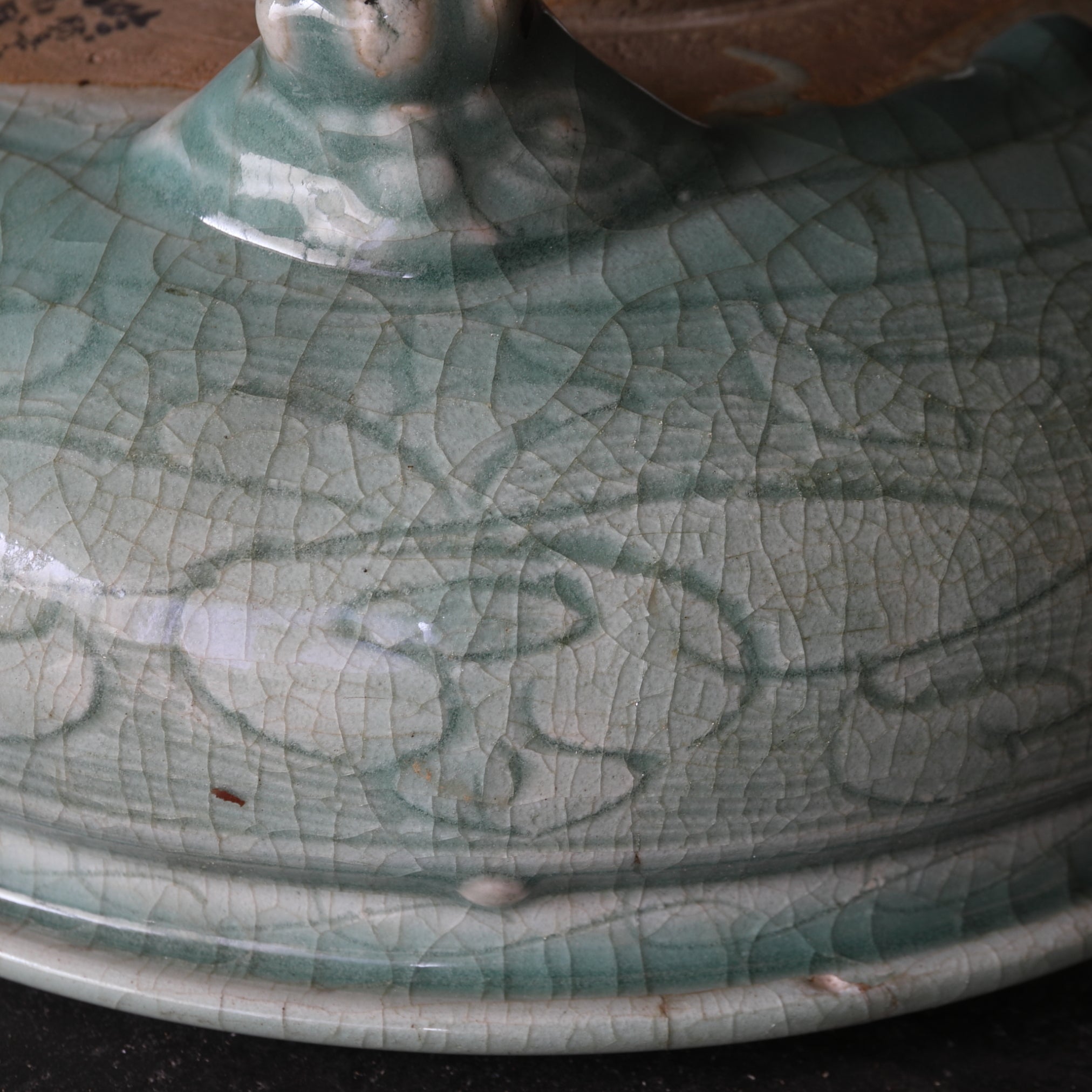 SCHALE / TOPF FÜR ACORUS GRAMINEUS, Seladon mit eingekerbte pfingstrosen-rankenmuster mit drei beinen, erbstück, Ming-Dynastie(1368–1644 n. Chr.)