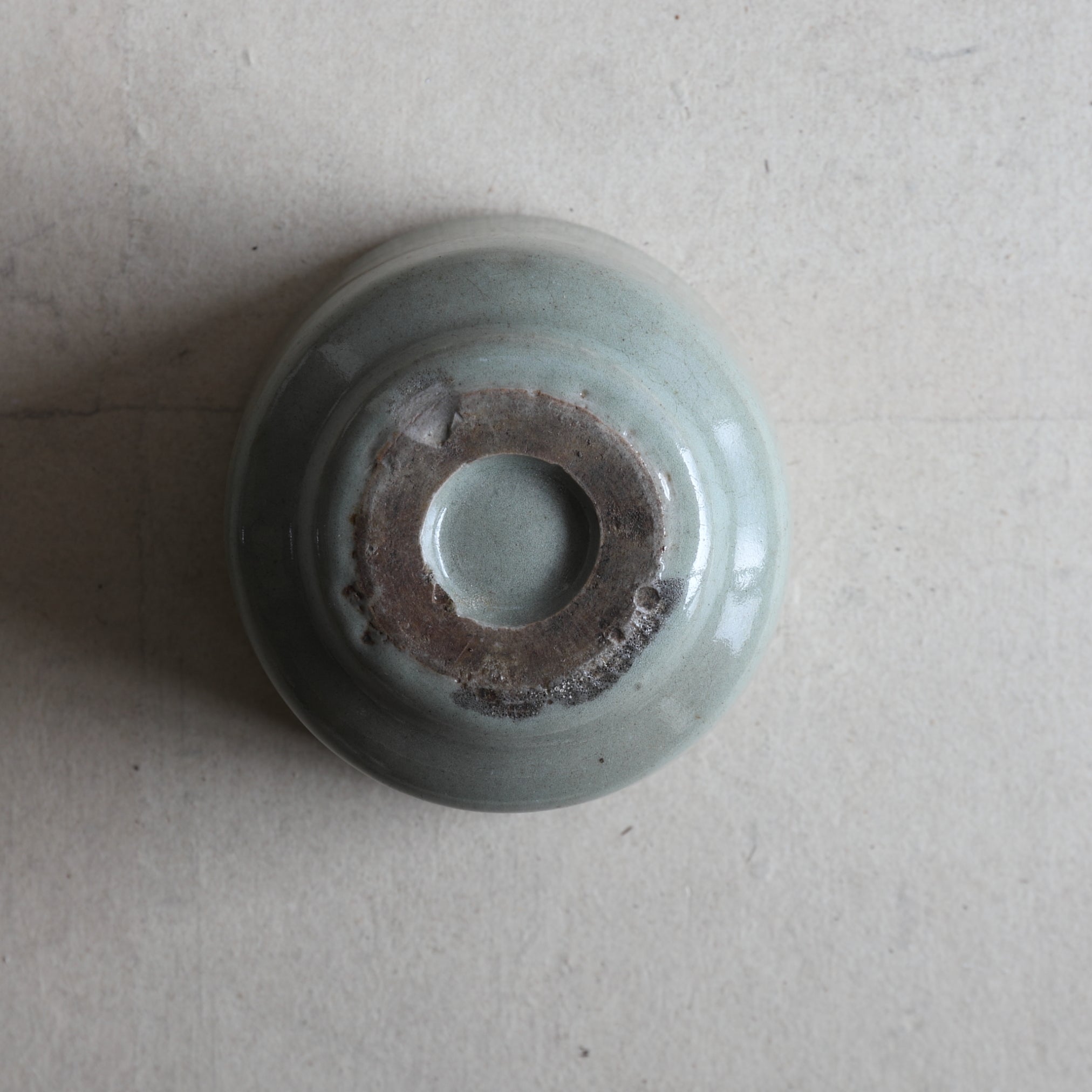 RÖHRE / RÄUCHERGEFÄSS, Longquan-Brennofen, shichikan-celadon, Ming-Dynastie(1368–1644 n. Chr.)