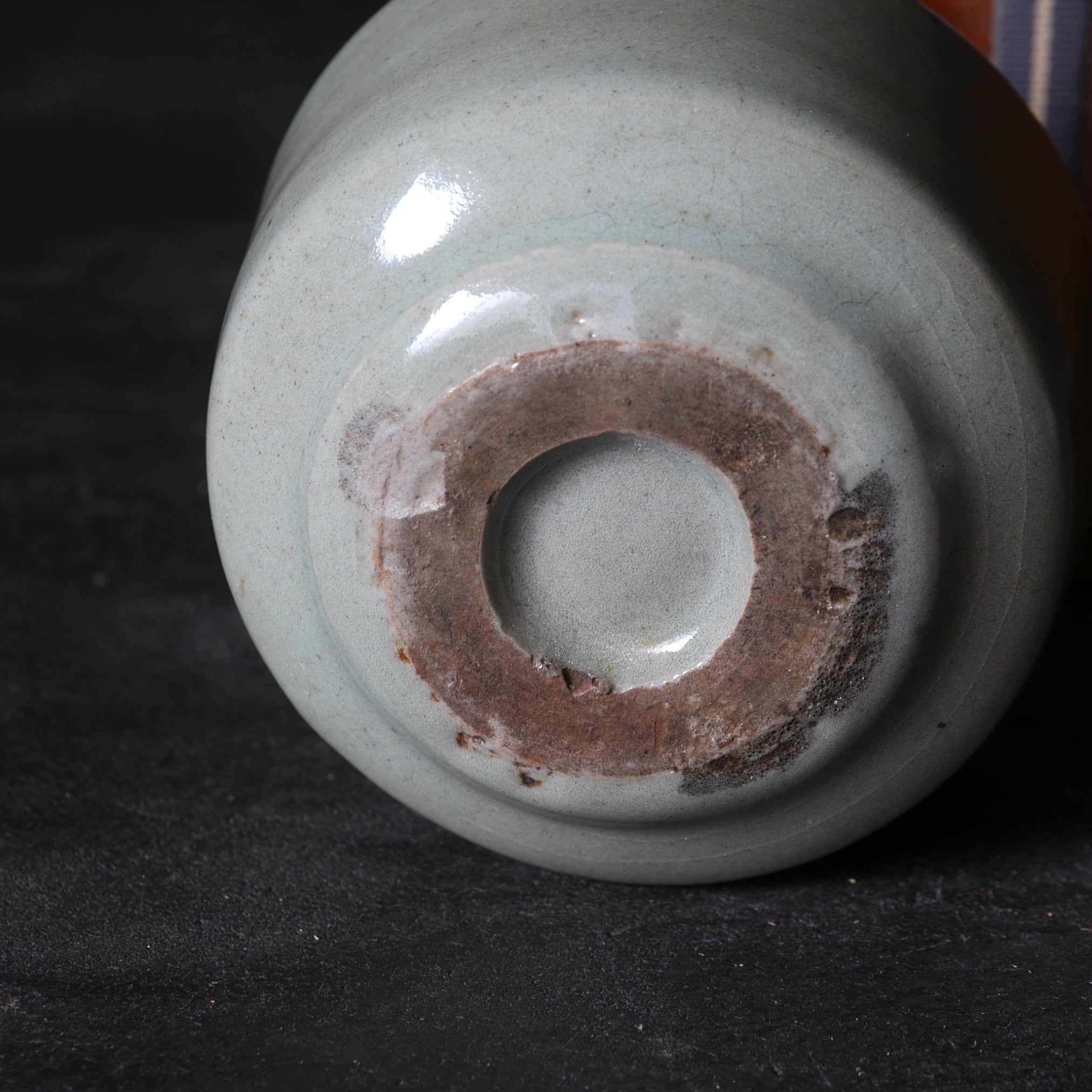 RÖHRE / RÄUCHERGEFÄSS, Longquan-Brennofen, shichikan-celadon, Ming-Dynastie(1368–1644 n. Chr.)