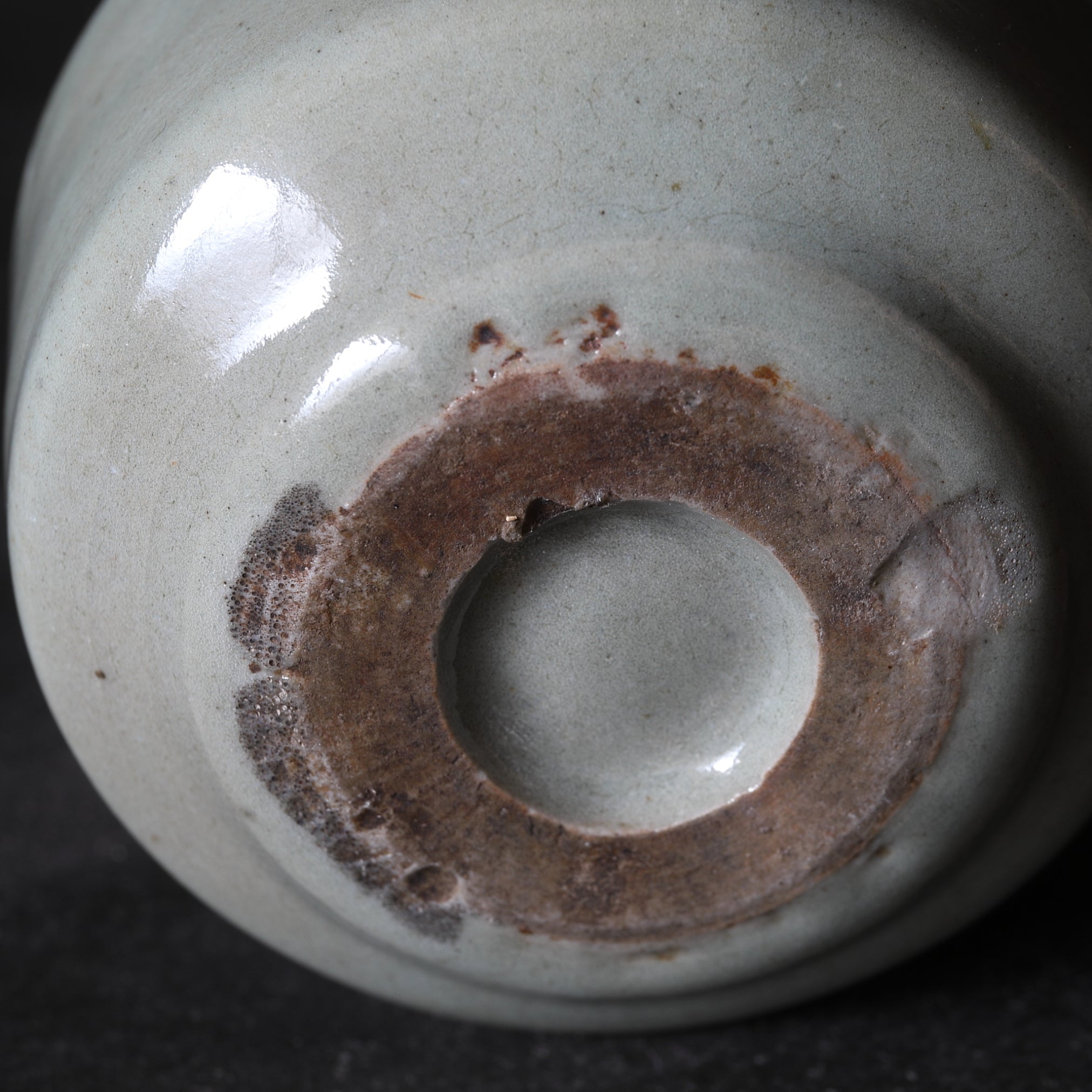 RÖHRE / RÄUCHERGEFÄSS, Longquan-Brennofen, shichikan-celadon, Ming-Dynastie(1368–1644 n. Chr.)