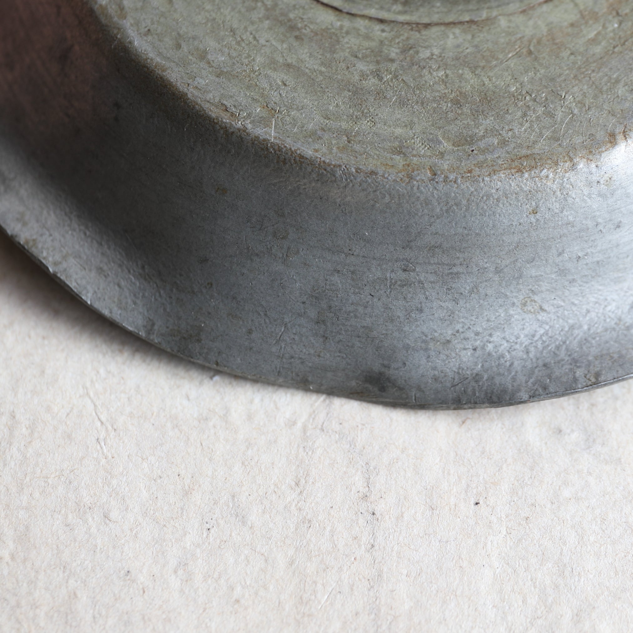 SOPORTE PARA TETERA DE FLOR LOBULADA DE ESTAÑO VIEJO, Dinastía Qing(1616–1911 d. C.)