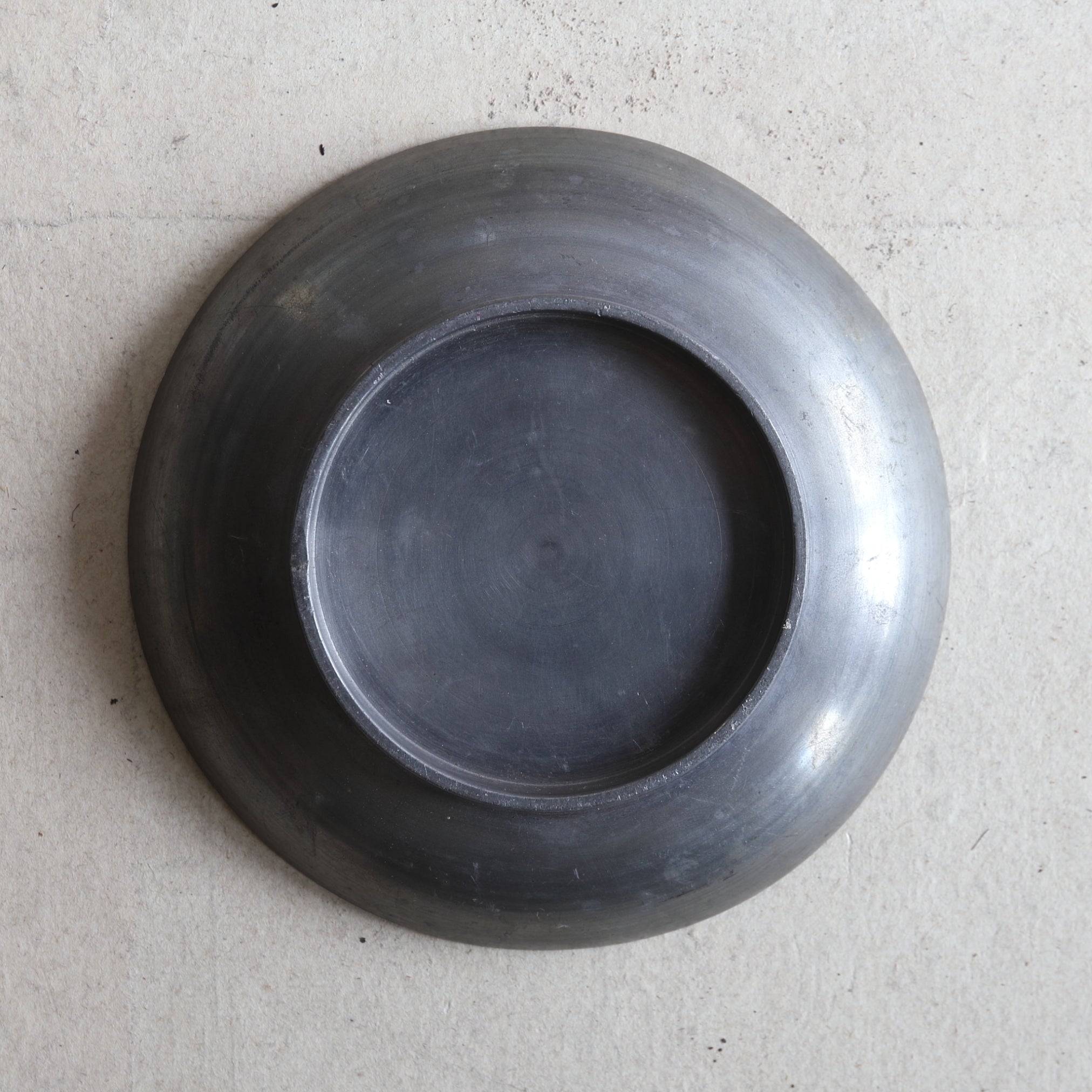 SUPPORTO PER TEIERA ROTONDO DI STAGNO ANTICO, a, Dinastia Qing(1616–1911 d.C.)