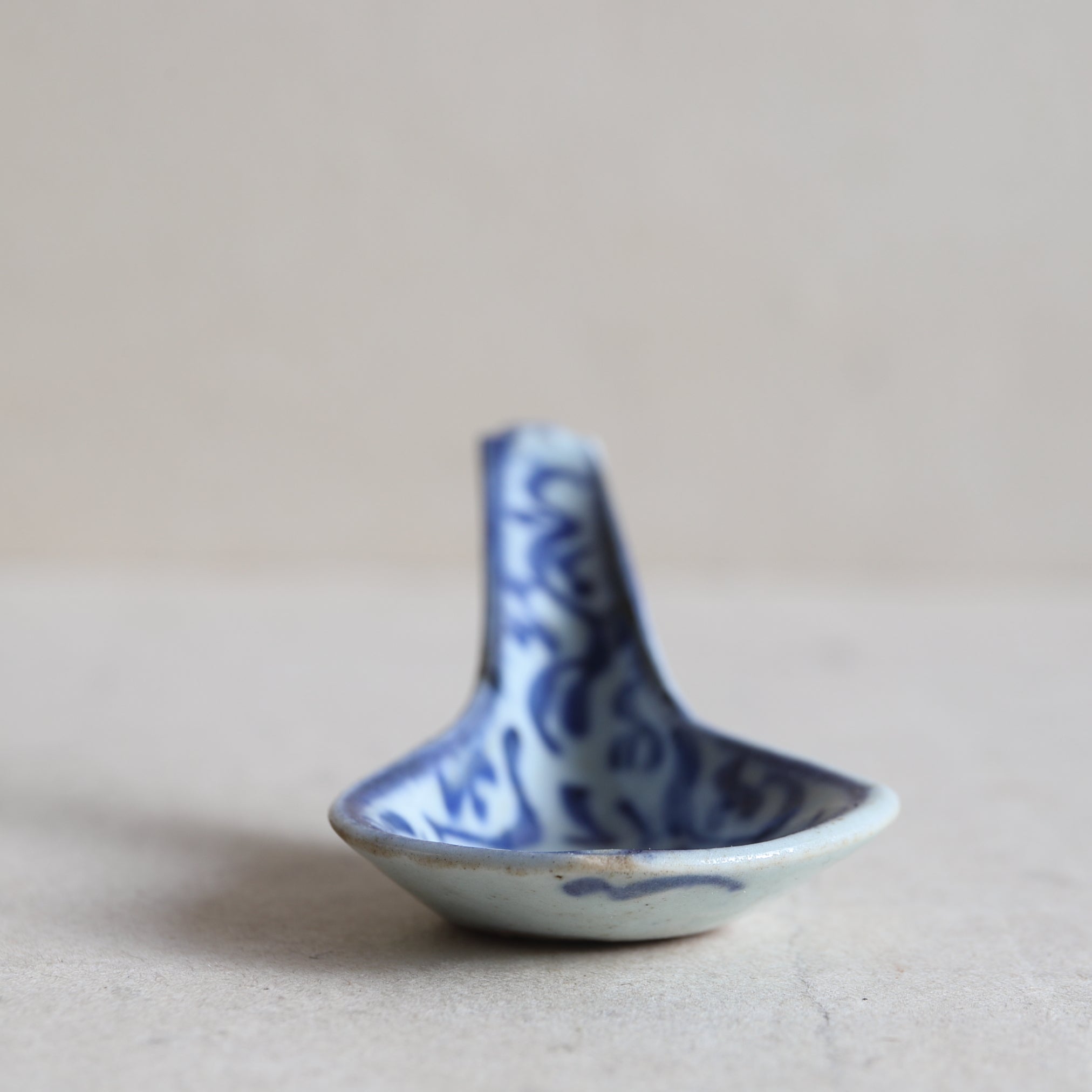 CUCCHIAIO DA ZUPPA CINESE, Con blu sotto vernice motivo a erba, a1, Dinastia Qing(1616–1911 d.C.)