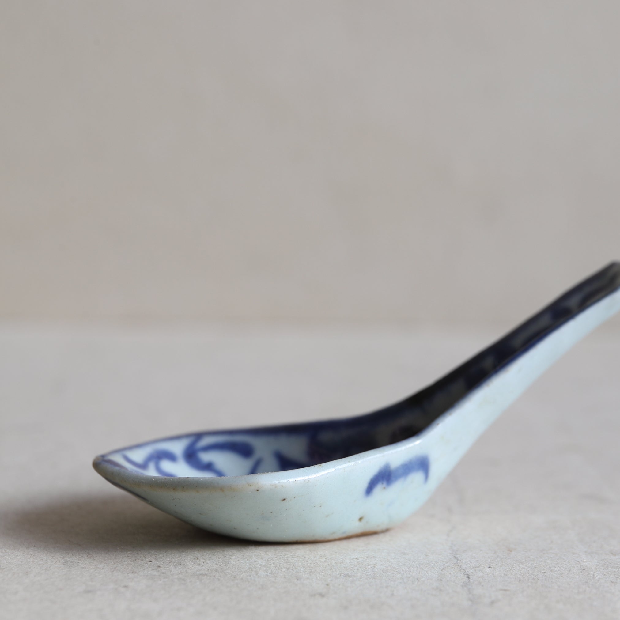 CUCHARA DE SOPA CHINA, Con azul bajo cubierta diseño de hierba, a1, Dinastía Qing(1616–1911 d. C.)