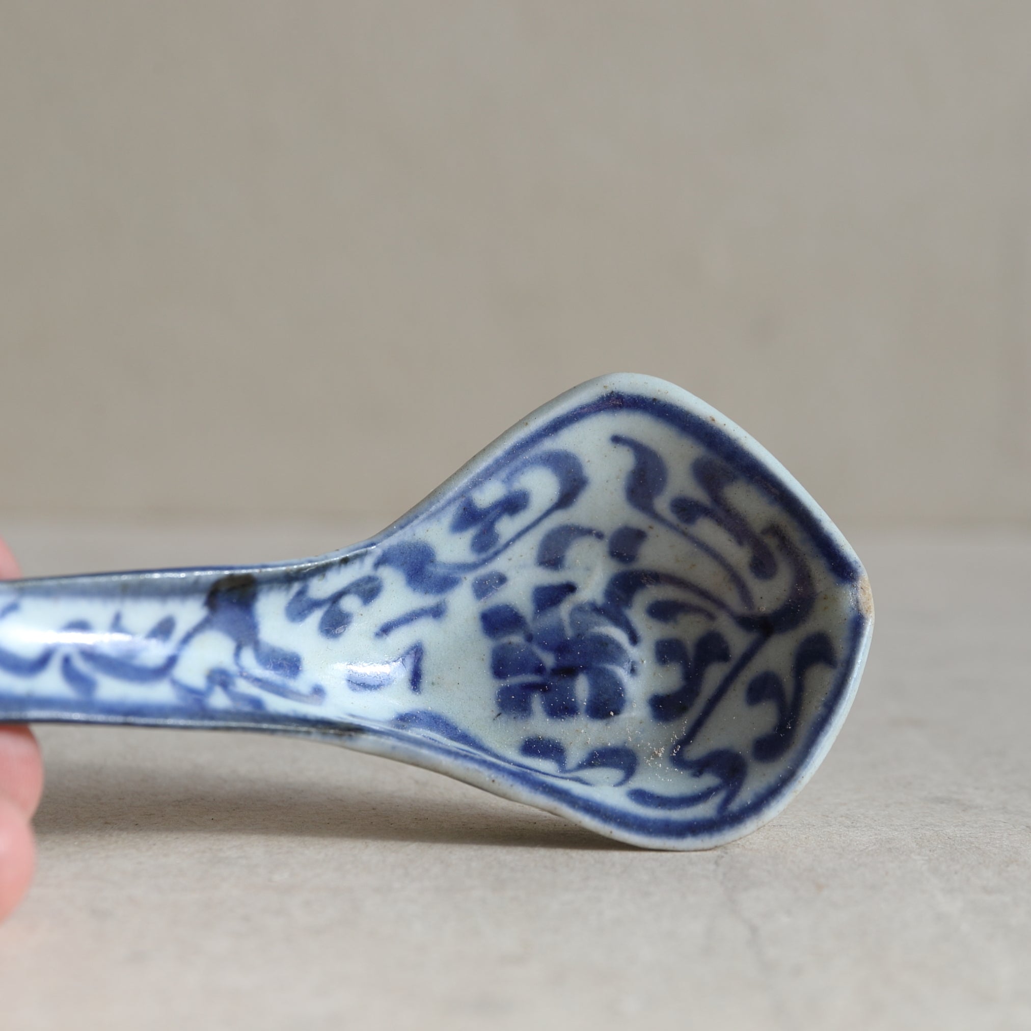 CUCHARA DE SOPA CHINA, Con azul bajo cubierta diseño de hierba, a1, Dinastía Qing(1616–1911 d. C.)