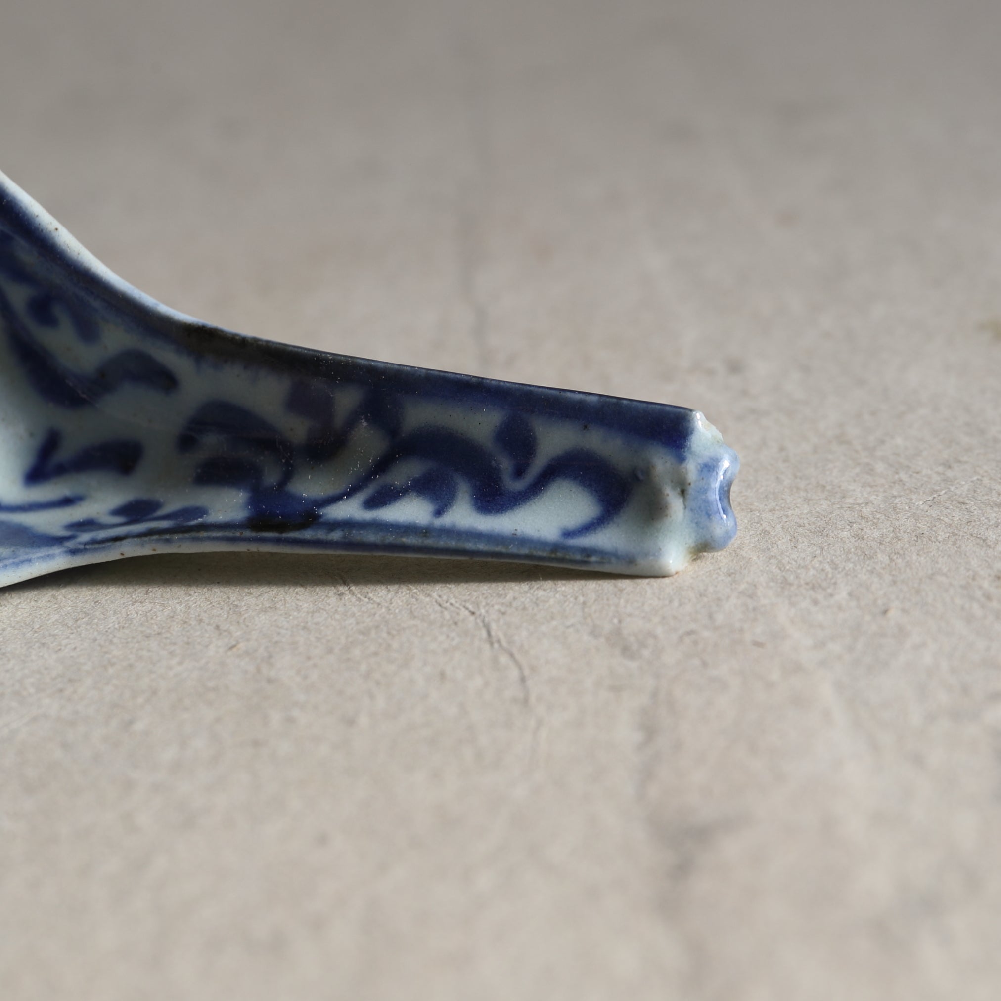 CUCHARA DE SOPA CHINA, Con azul bajo cubierta diseño de hierba, a1, Dinastía Qing(1616–1911 d. C.)
