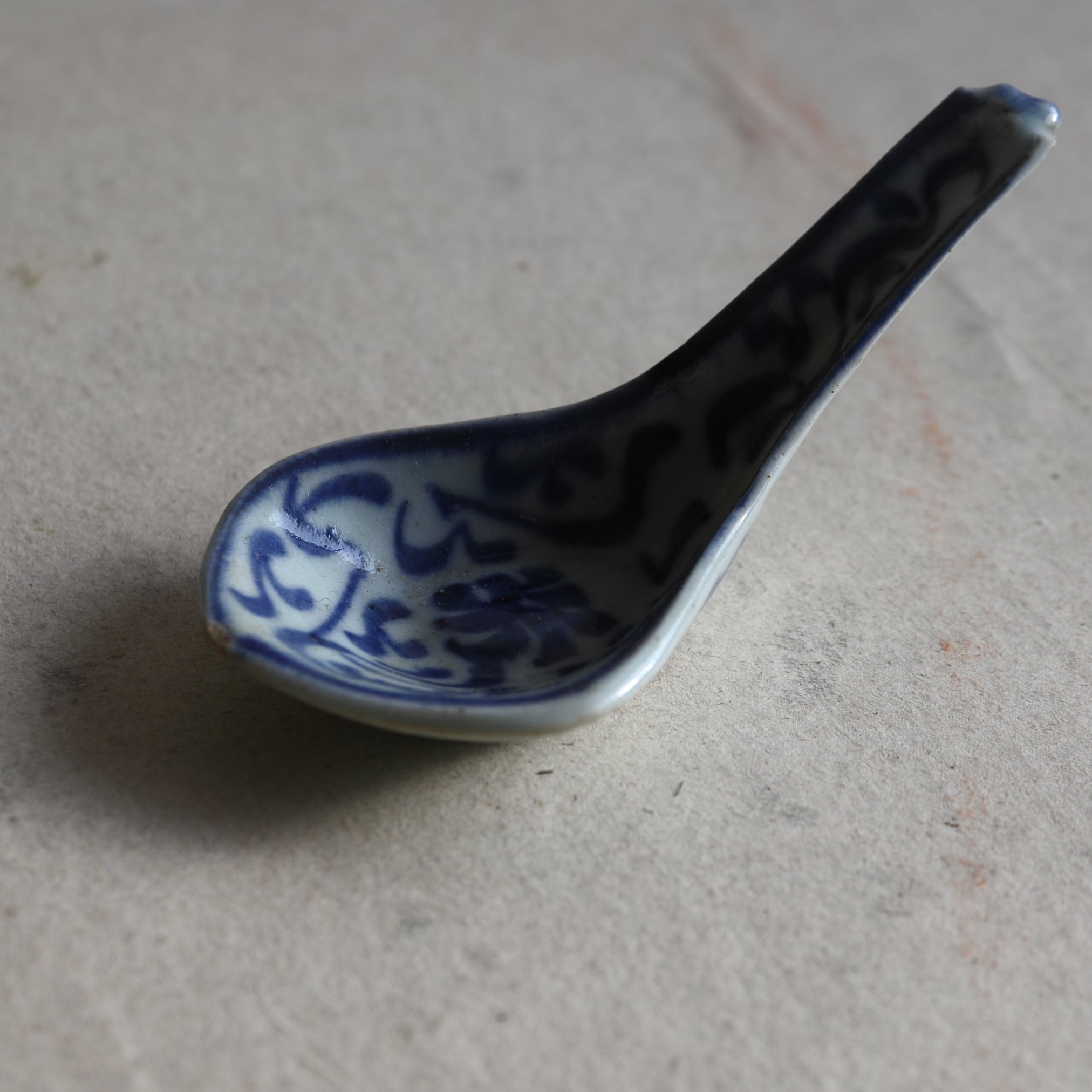 CUCHARA DE SOPA CHINA, Con azul bajo cubierta diseño de hierba, a1, Dinastía Qing(1616–1911 d. C.)