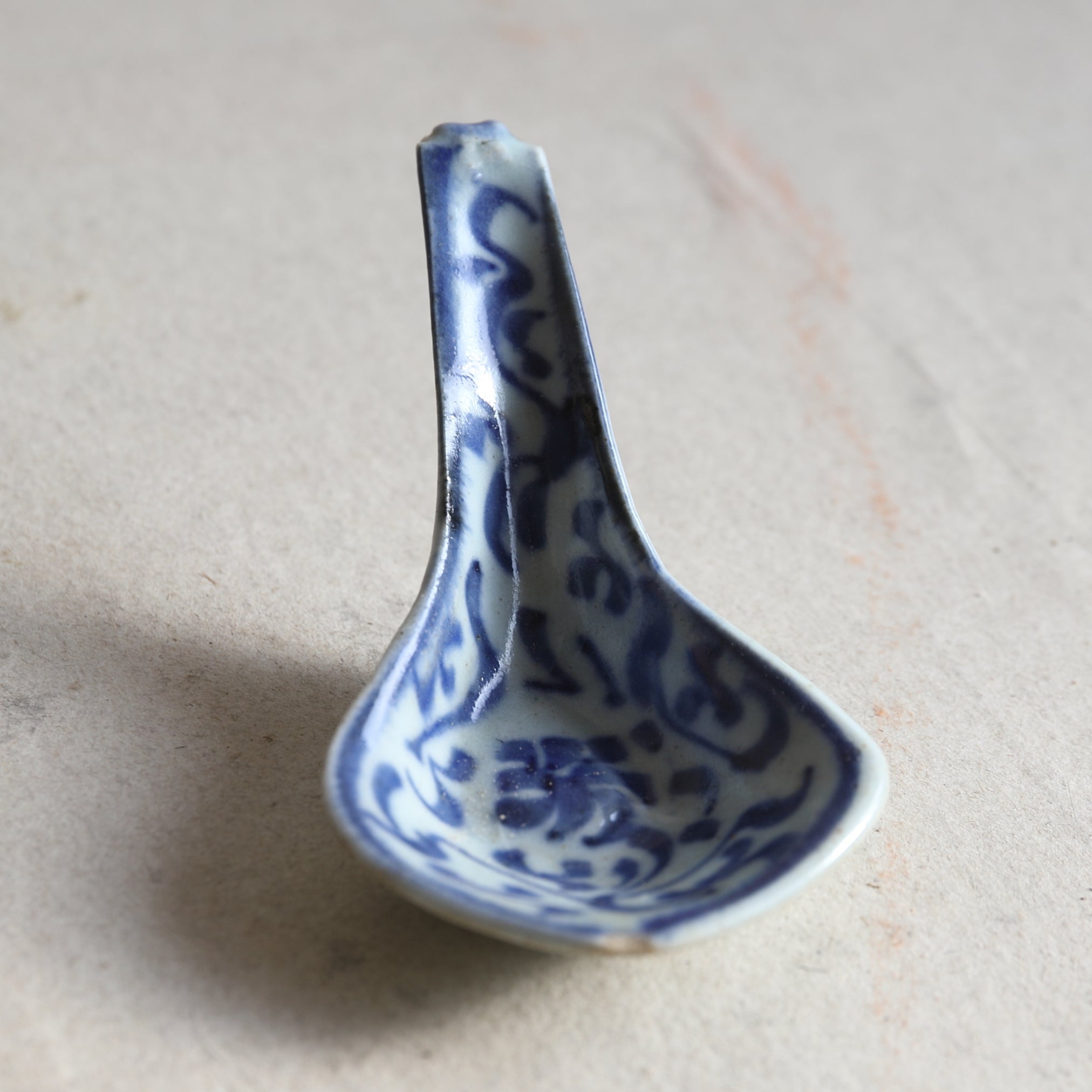 CUCHARA DE SOPA CHINA, Con azul bajo cubierta diseño de hierba, a1, Dinastía Qing(1616–1911 d. C.)
