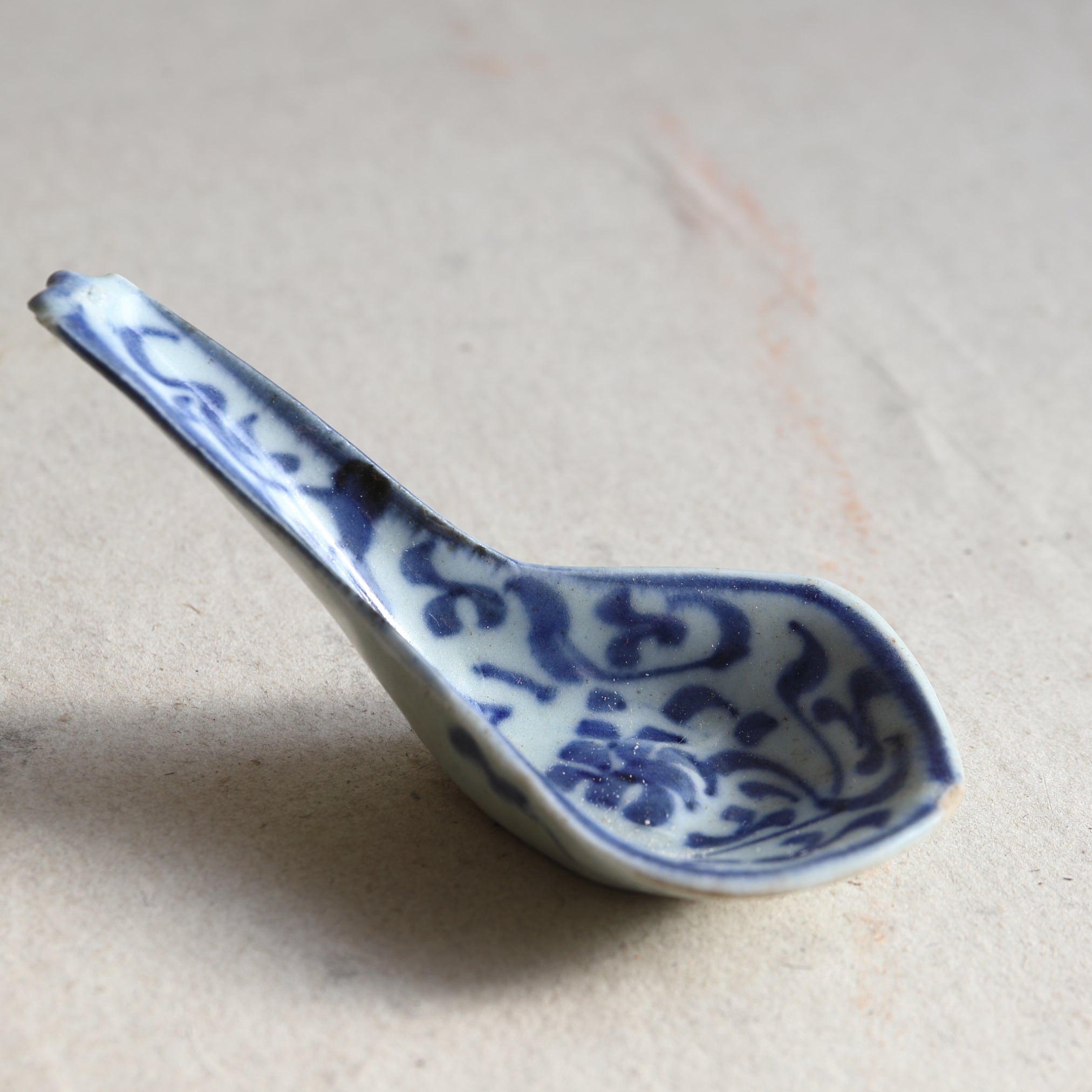 CUCHARA DE SOPA CHINA, Con azul bajo cubierta diseño de hierba, a1, Dinastía Qing(1616–1911 d. C.)
