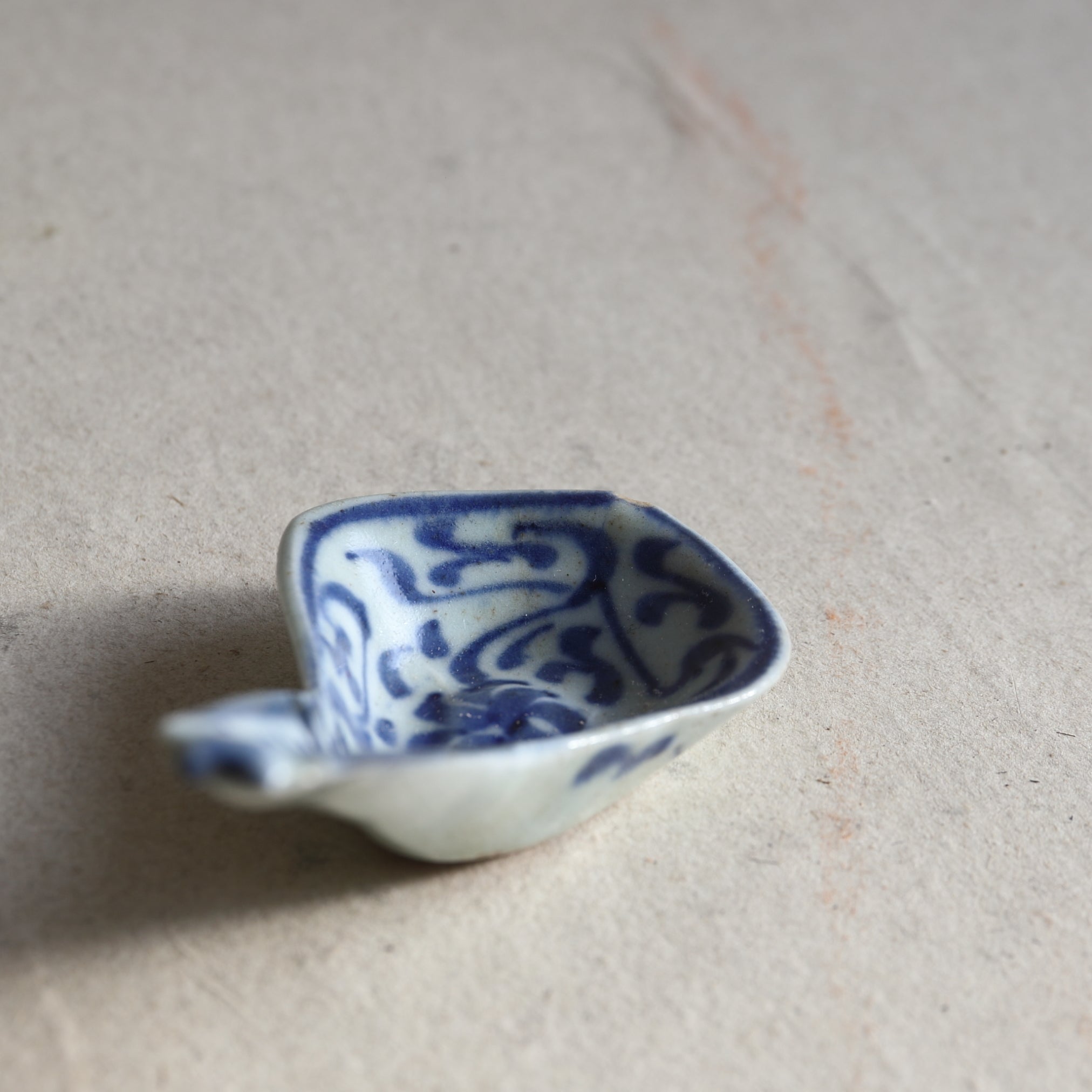 CUCHARA DE SOPA CHINA, Con azul bajo cubierta diseño de hierba, a1, Dinastía Qing(1616–1911 d. C.)