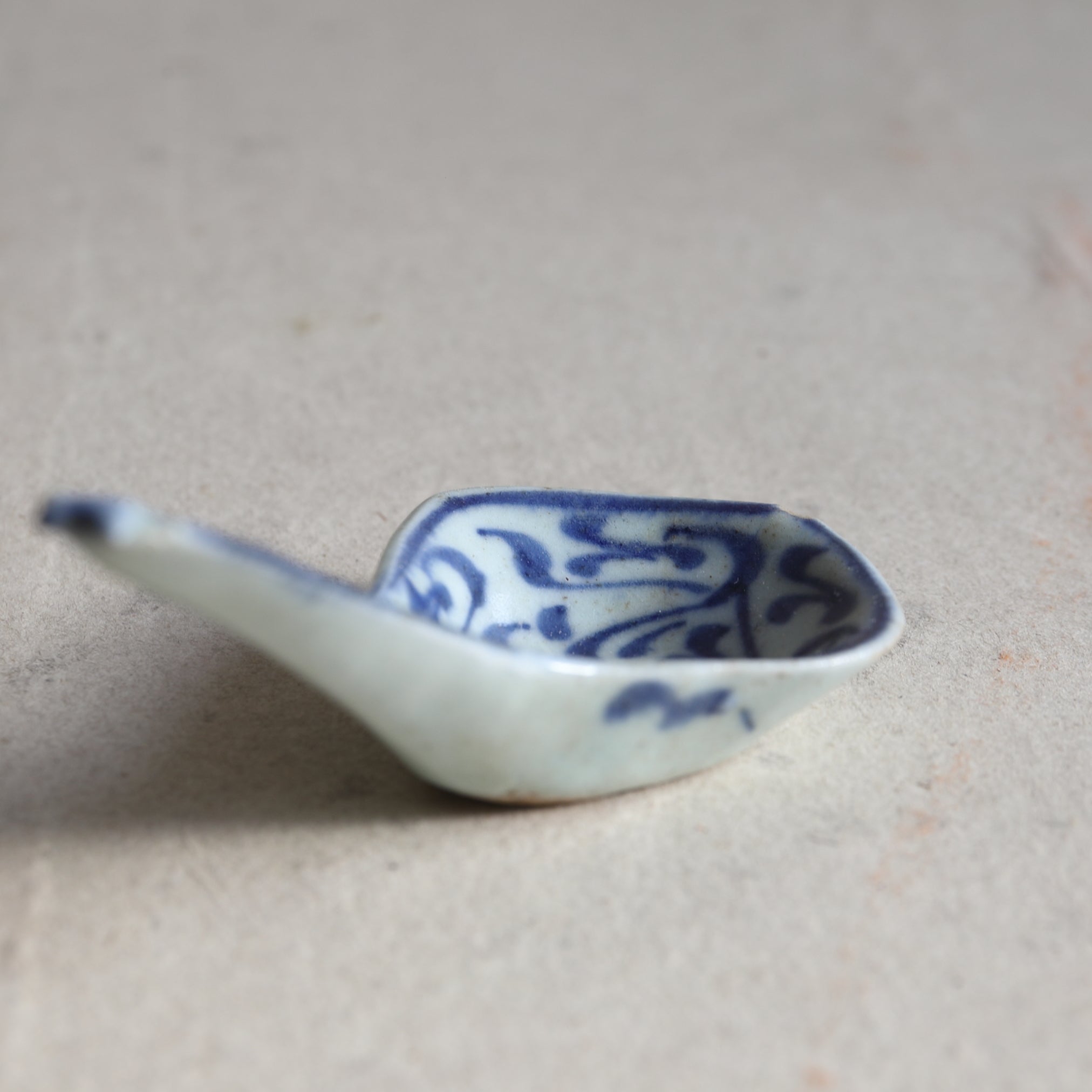 CUCHARA DE SOPA CHINA, Con azul bajo cubierta diseño de hierba, a1, Dinastía Qing(1616–1911 d. C.)