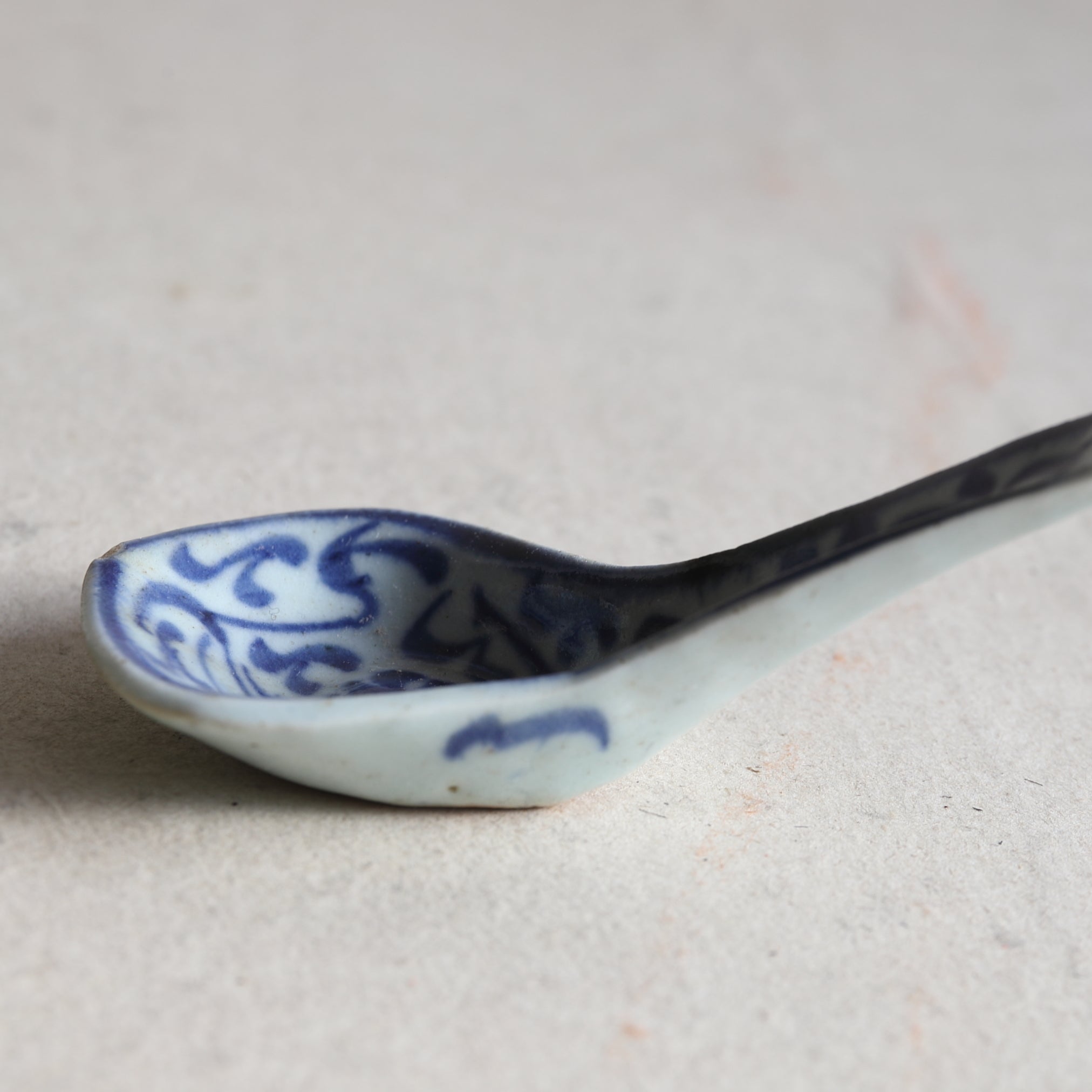 CUCHARA DE SOPA CHINA, Con azul bajo cubierta diseño de hierba, a1, Dinastía Qing(1616–1911 d. C.)