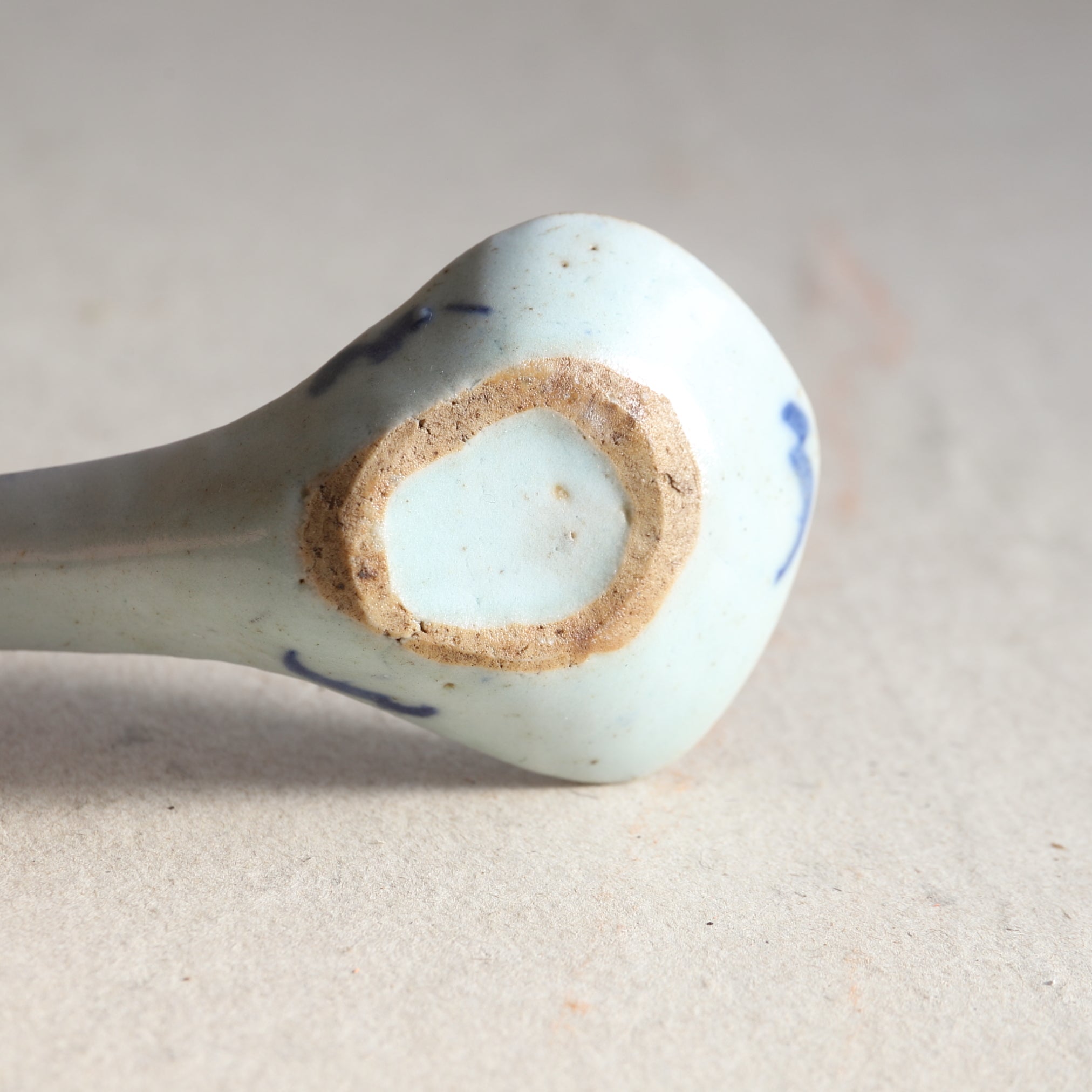 CUCHARA DE SOPA CHINA, Con azul bajo cubierta diseño de hierba, a1, Dinastía Qing(1616–1911 d. C.)