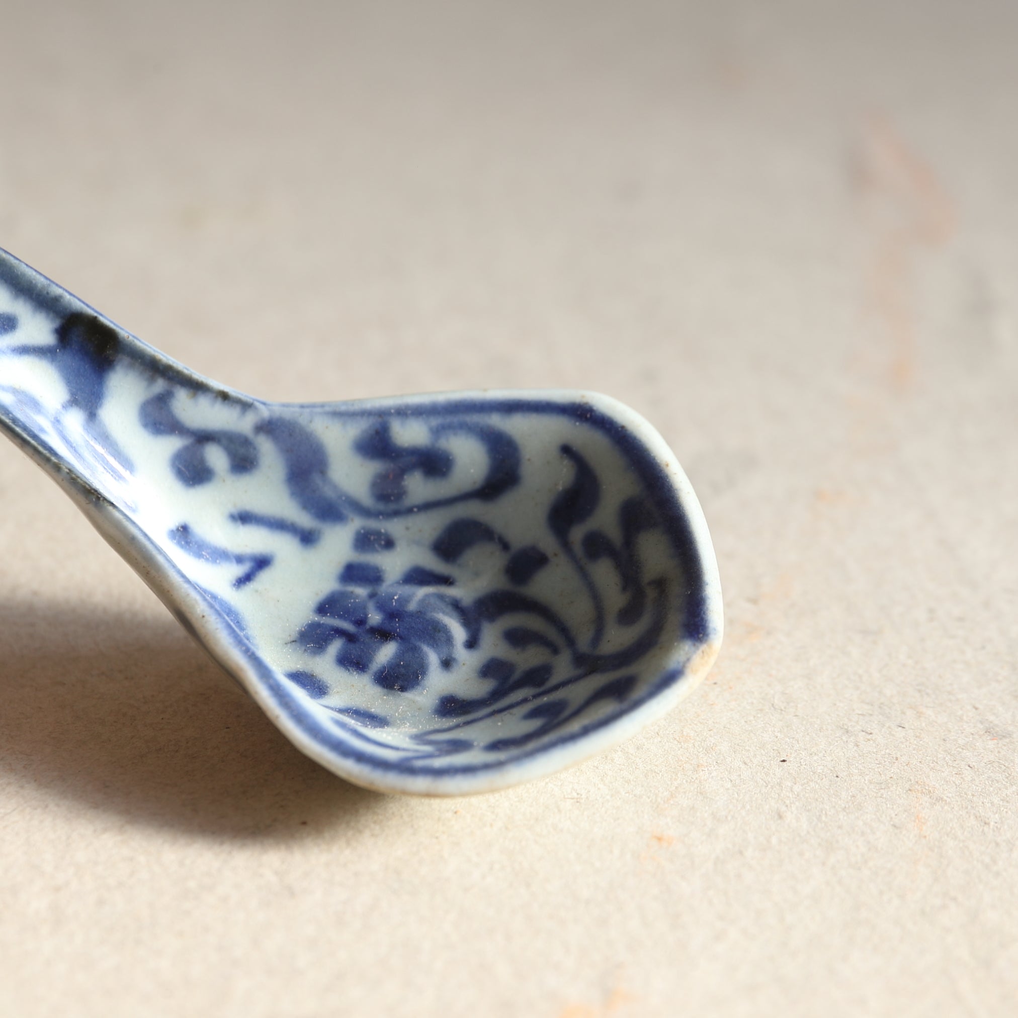 CUCHARA DE SOPA CHINA, Con azul bajo cubierta diseño de hierba, a1, Dinastía Qing(1616–1911 d. C.)