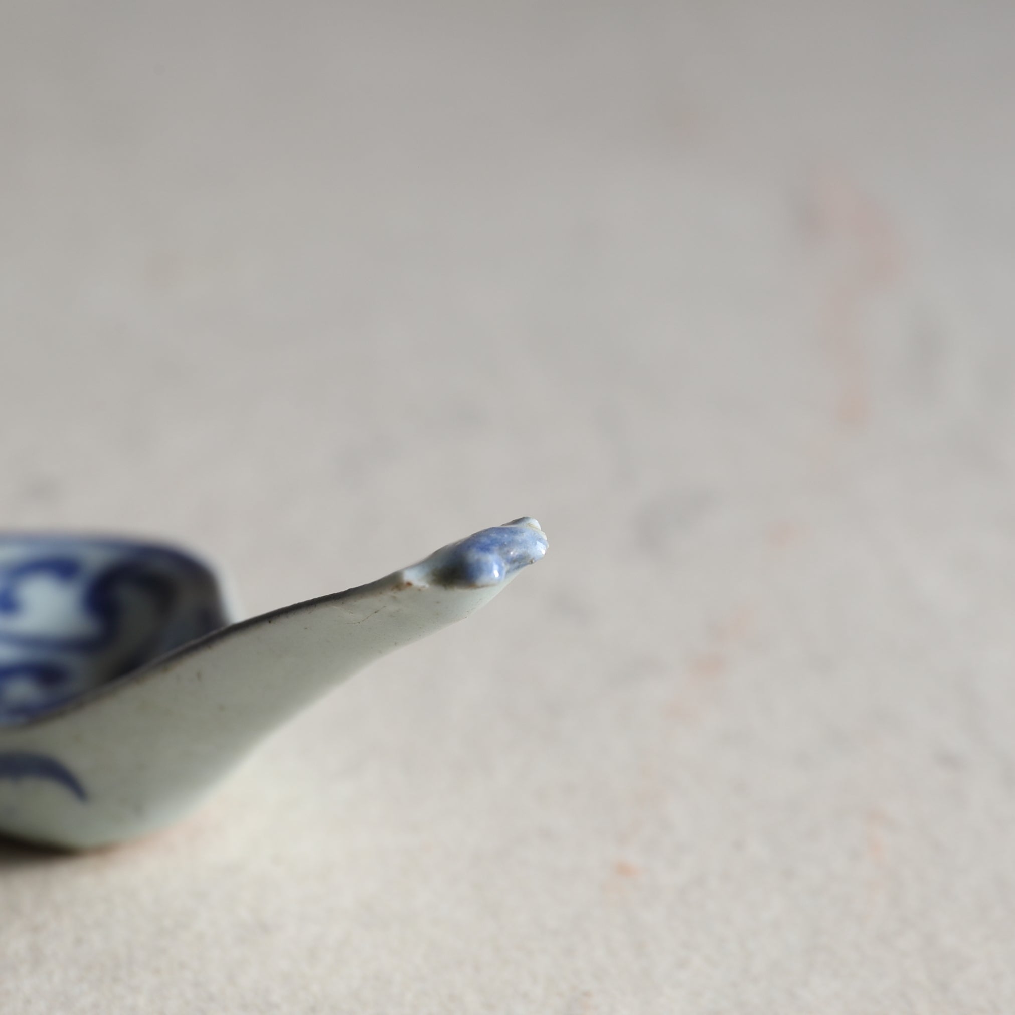 CUCHARA DE SOPA CHINA, Con azul bajo cubierta diseño de hierba, a1, Dinastía Qing(1616–1911 d. C.)