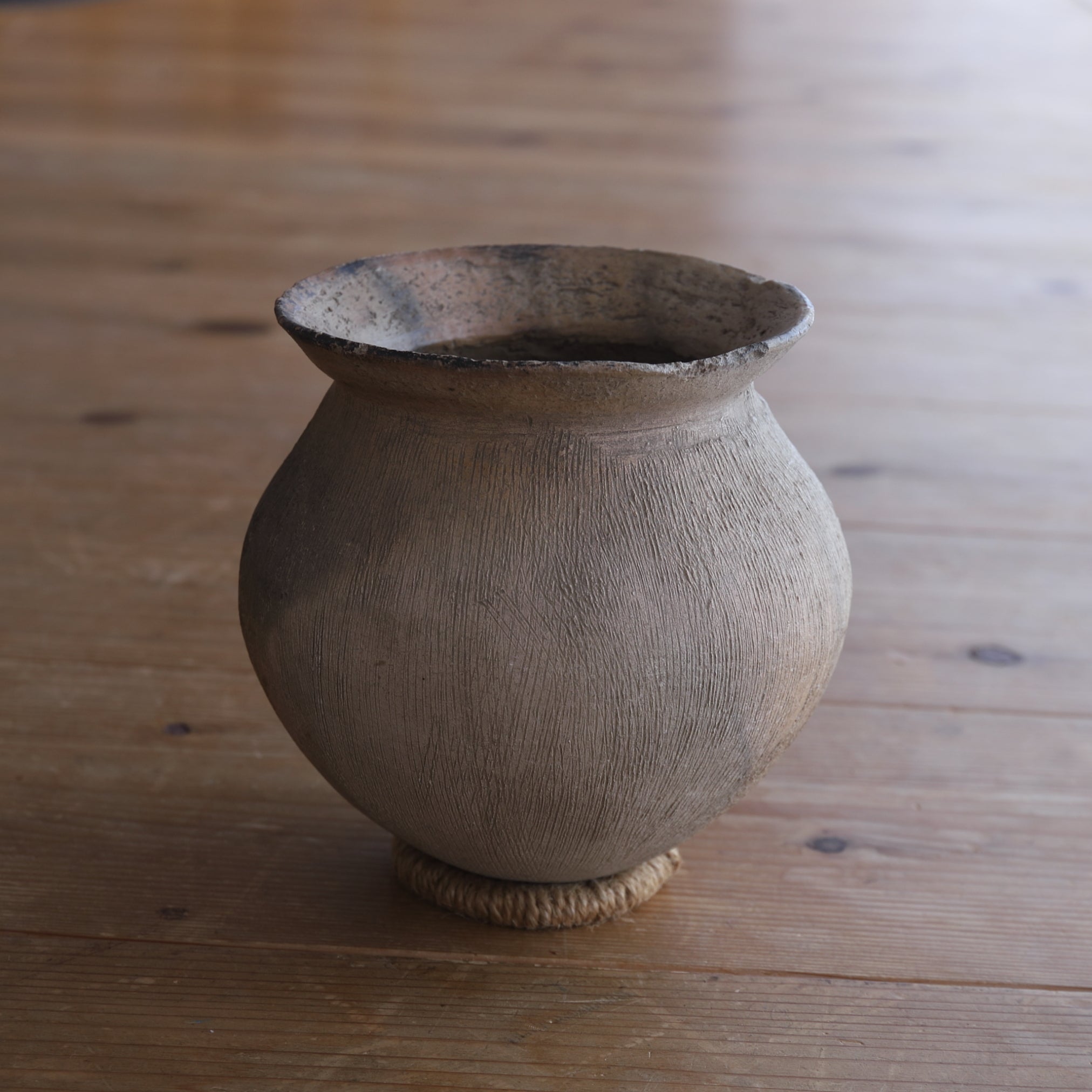 WEITHALSIGES IRDENWARE-GEFÄSS, Steingut, Yayoi-Zeit(300 v. Chr.–250 n. Chr.)