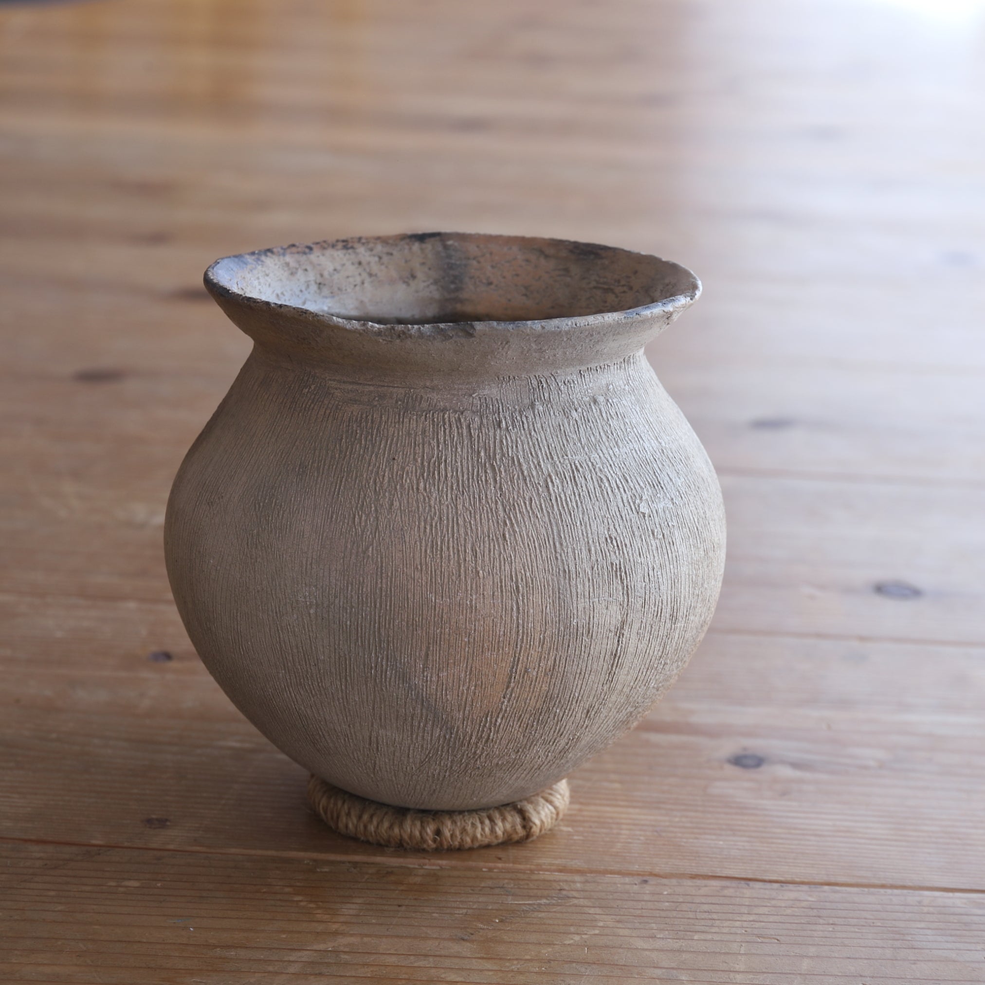 WEITHALSIGES IRDENWARE-GEFÄSS, Steingut, Yayoi-Zeit(300 v. Chr.–250 n. Chr.)