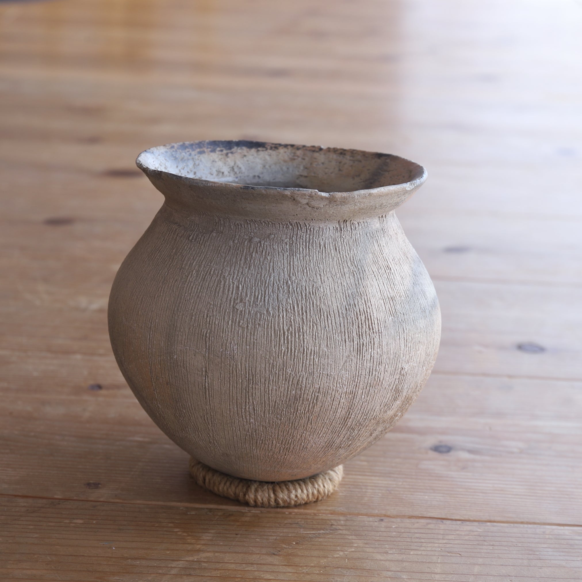 WEITHALSIGES IRDENWARE-GEFÄSS, Steingut, Yayoi-Zeit(300 v. Chr.–250 n. Chr.)