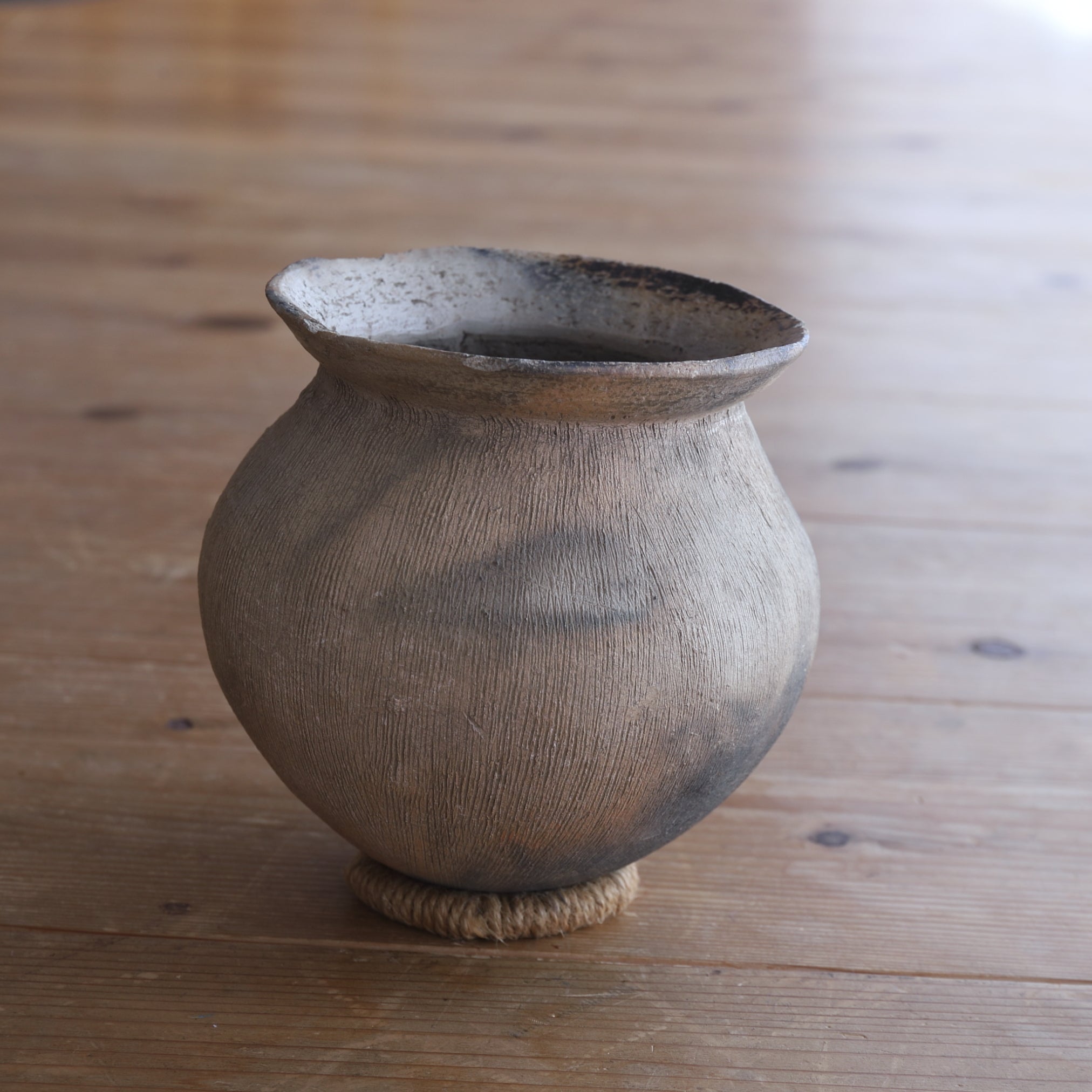 WEITHALSIGES IRDENWARE-GEFÄSS, Steingut, Yayoi-Zeit(300 v. Chr.–250 n. Chr.)