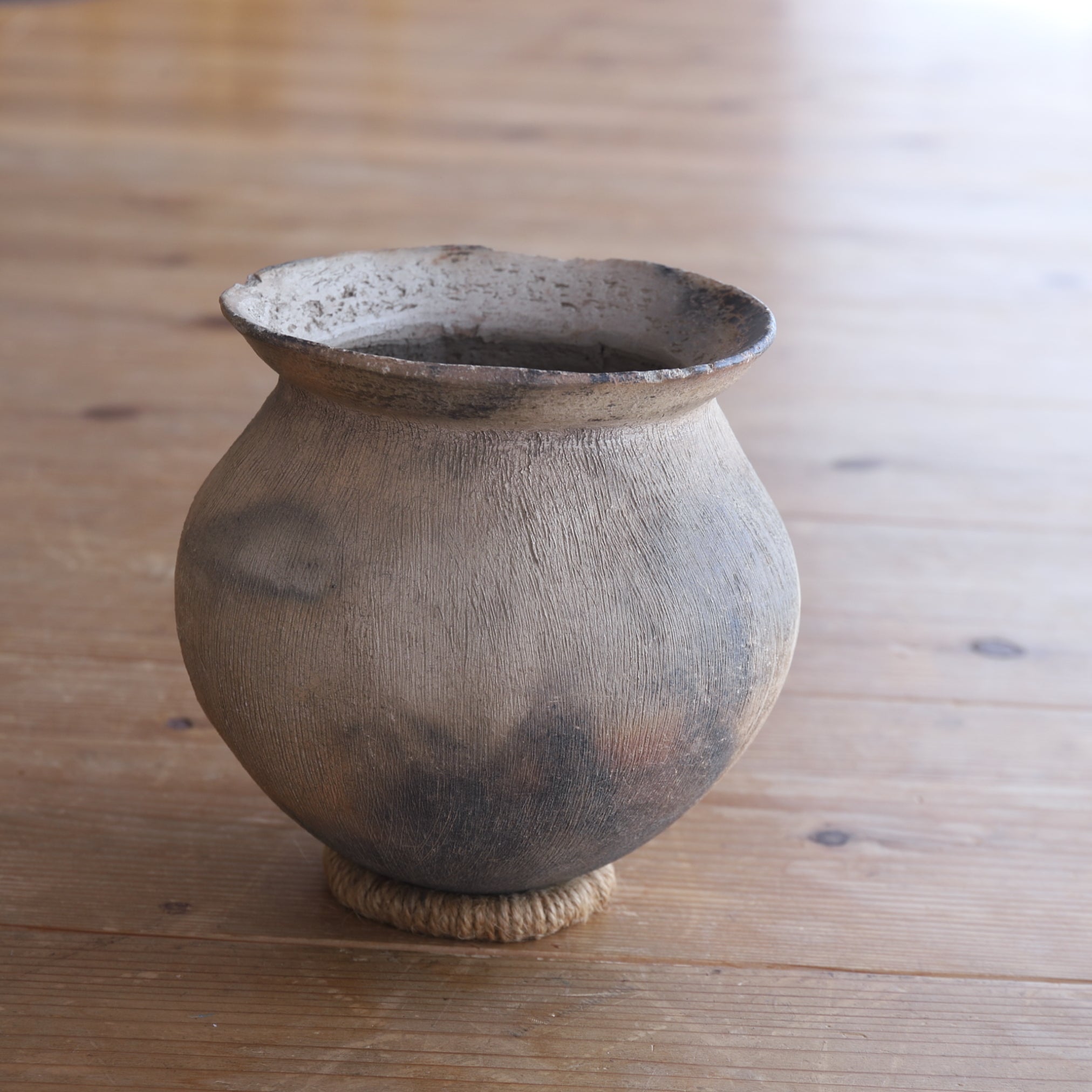 WEITHALSIGES IRDENWARE-GEFÄSS, Steingut, Yayoi-Zeit(300 v. Chr.–250 n. Chr.)
