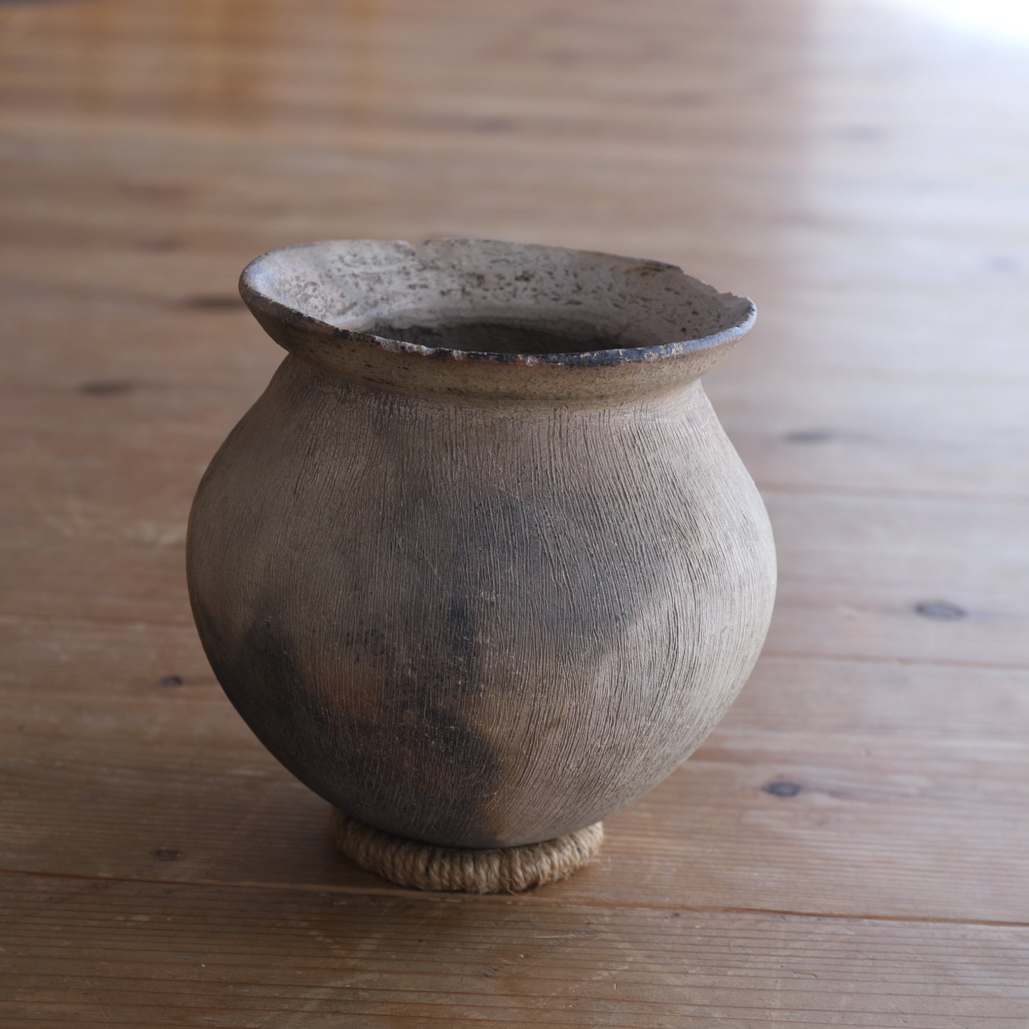 WEITHALSIGES IRDENWARE-GEFÄSS, Steingut, Yayoi-Zeit(300 v. Chr.–250 n. Chr.)