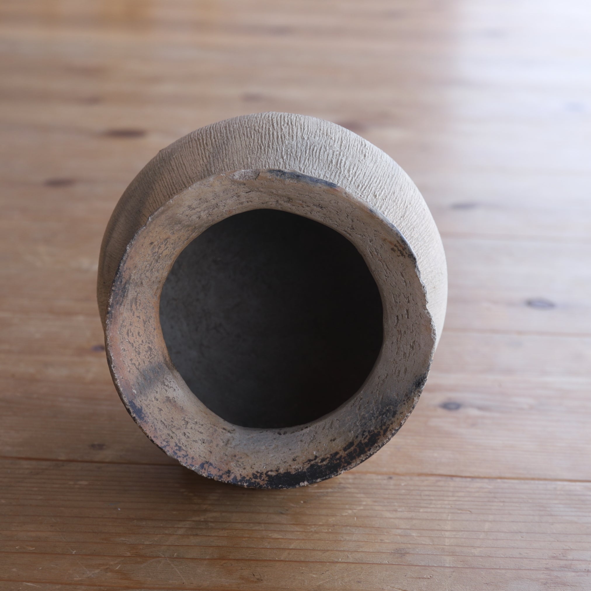 WEITHALSIGES IRDENWARE-GEFÄSS, Steingut, Yayoi-Zeit(300 v. Chr.–250 n. Chr.)