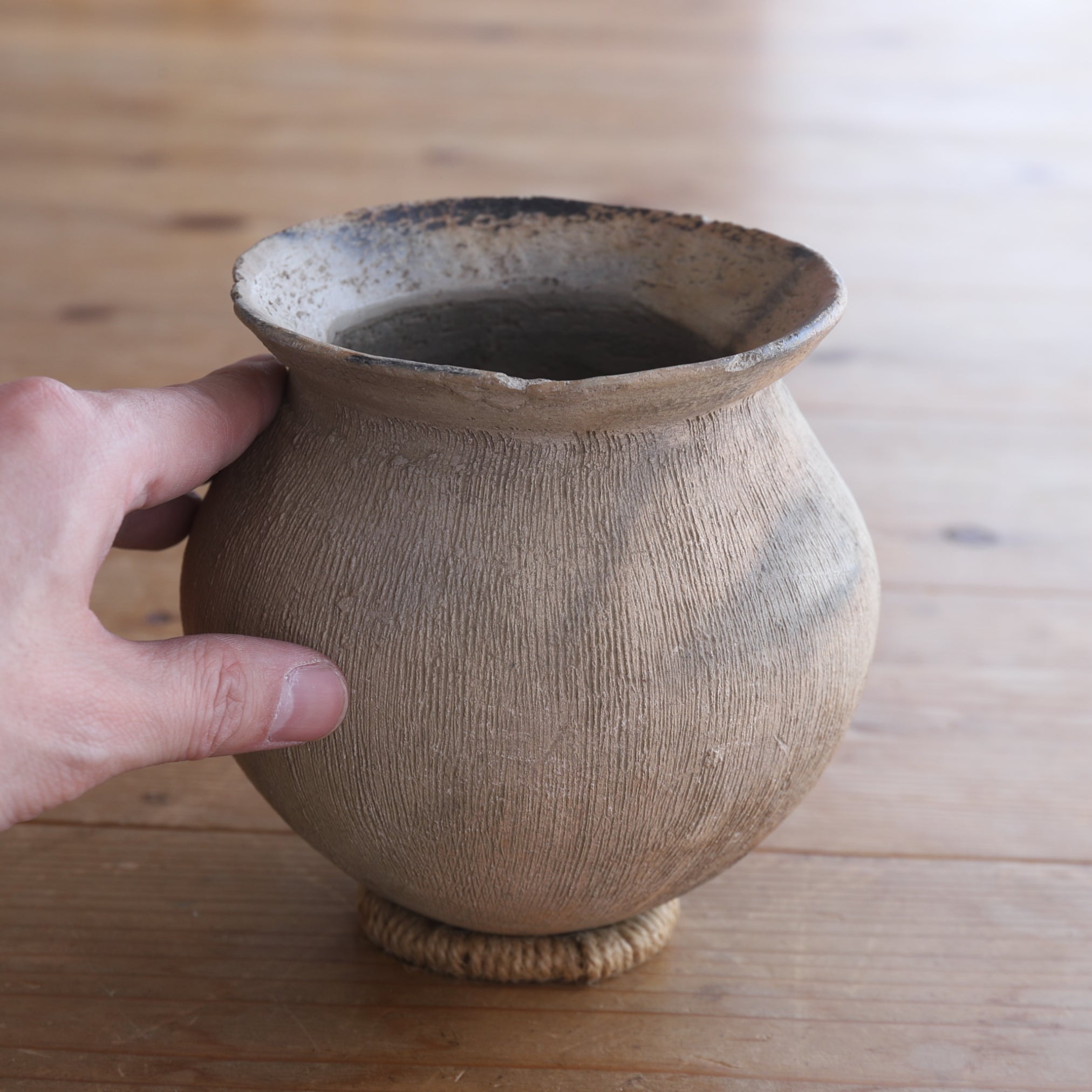 WEITHALSIGES IRDENWARE-GEFÄSS, Steingut, Yayoi-Zeit(300 v. Chr.–250 n. Chr.)