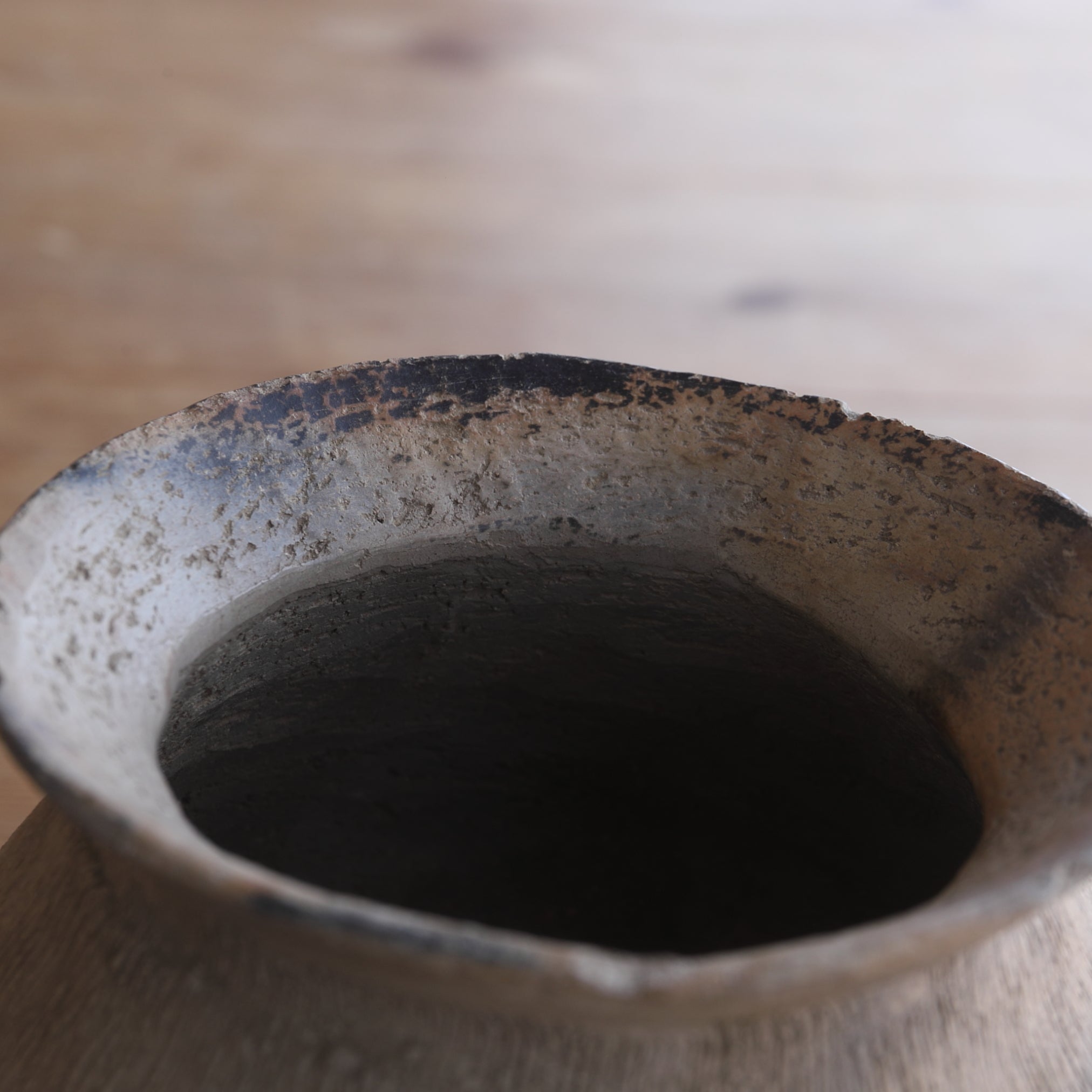 WEITHALSIGES IRDENWARE-GEFÄSS, Steingut, Yayoi-Zeit(300 v. Chr.–250 n. Chr.)