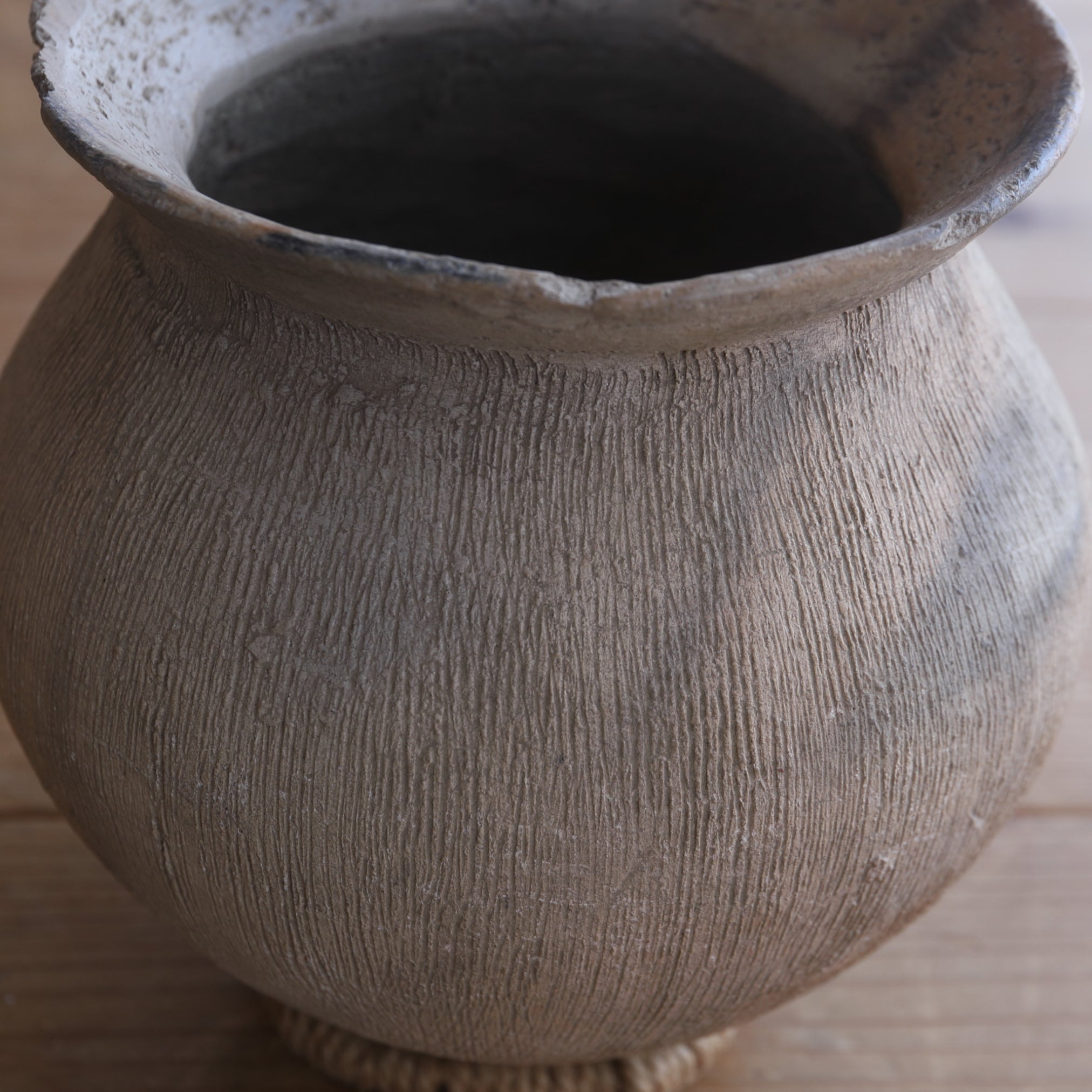 WEITHALSIGES IRDENWARE-GEFÄSS, Steingut, Yayoi-Zeit(300 v. Chr.–250 n. Chr.)