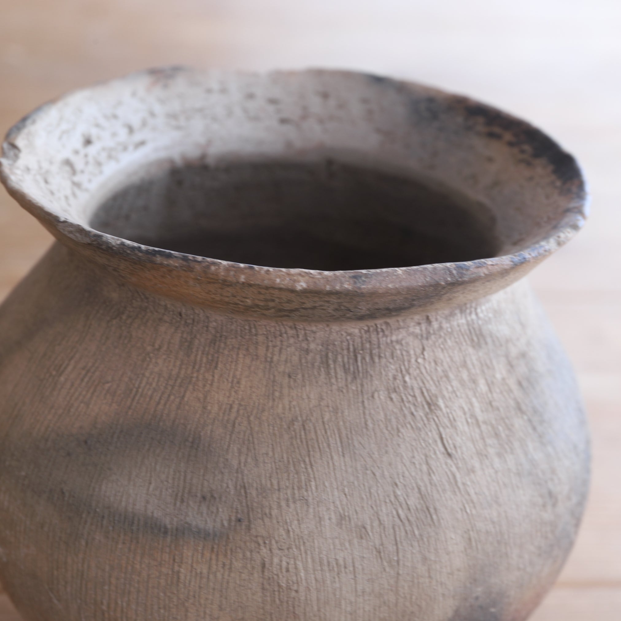 WEITHALSIGES IRDENWARE-GEFÄSS, Steingut, Yayoi-Zeit(300 v. Chr.–250 n. Chr.)