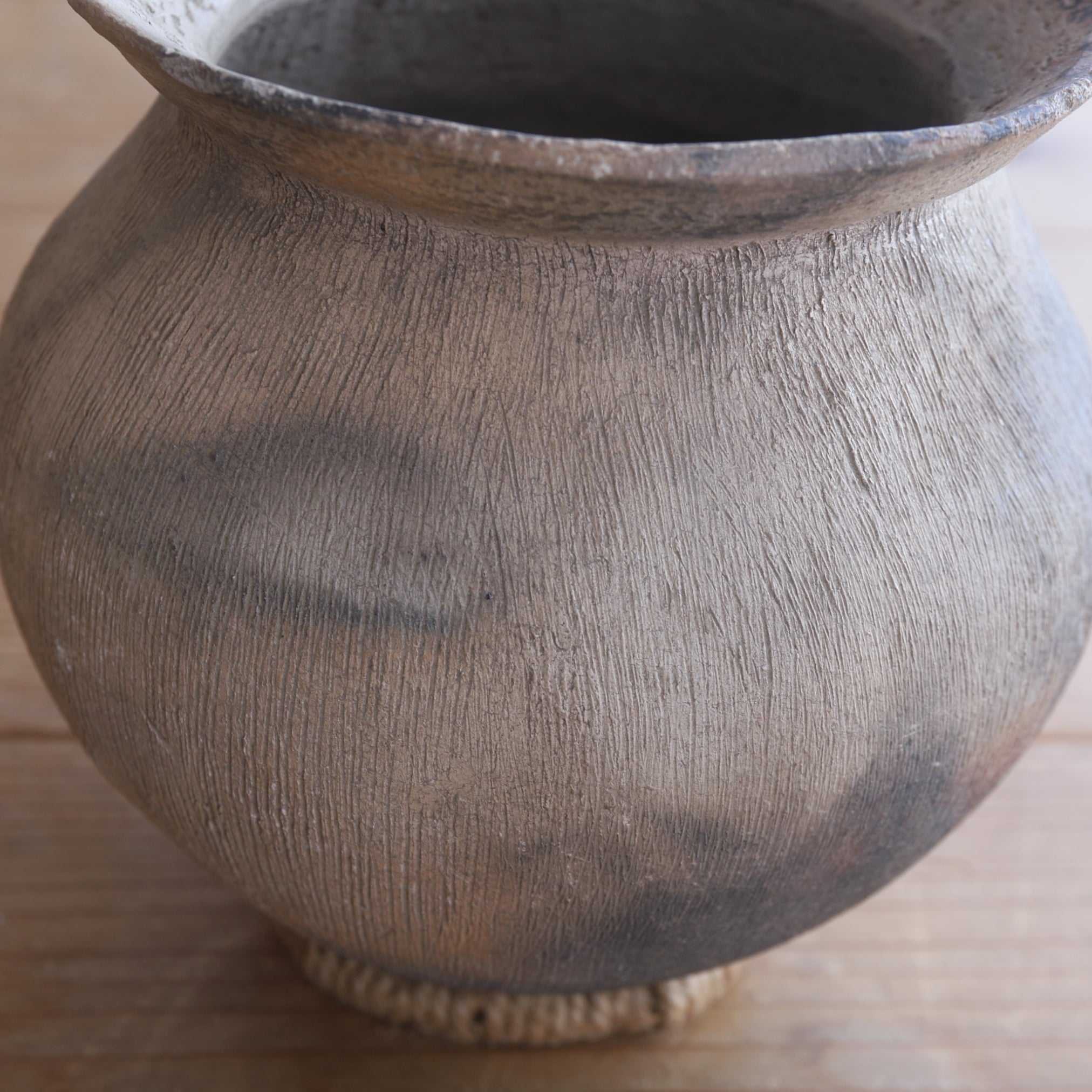 WEITHALSIGES IRDENWARE-GEFÄSS, Steingut, Yayoi-Zeit(300 v. Chr.–250 n. Chr.)