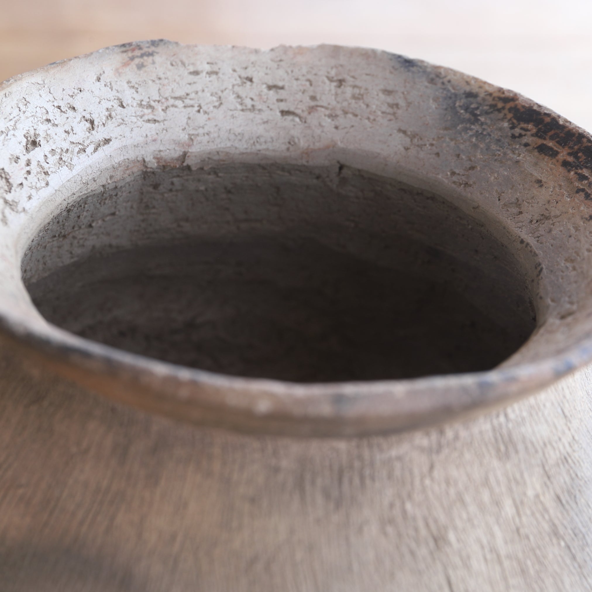 WEITHALSIGES IRDENWARE-GEFÄSS, Steingut, Yayoi-Zeit(300 v. Chr.–250 n. Chr.)
