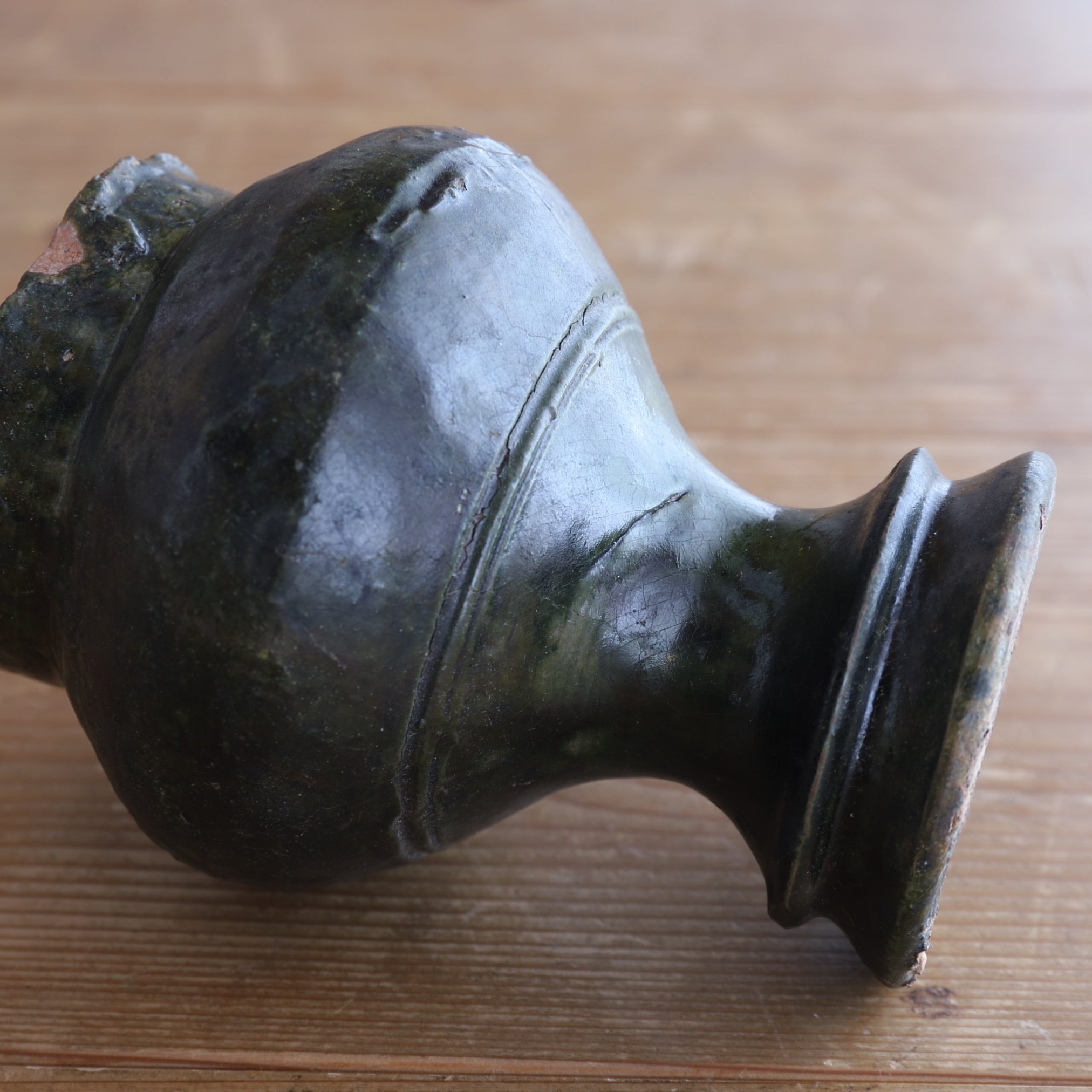 GEFÄSS, Grün glasiert, Han-Dynastie(206 v. Chr.–220 n. Chr.)