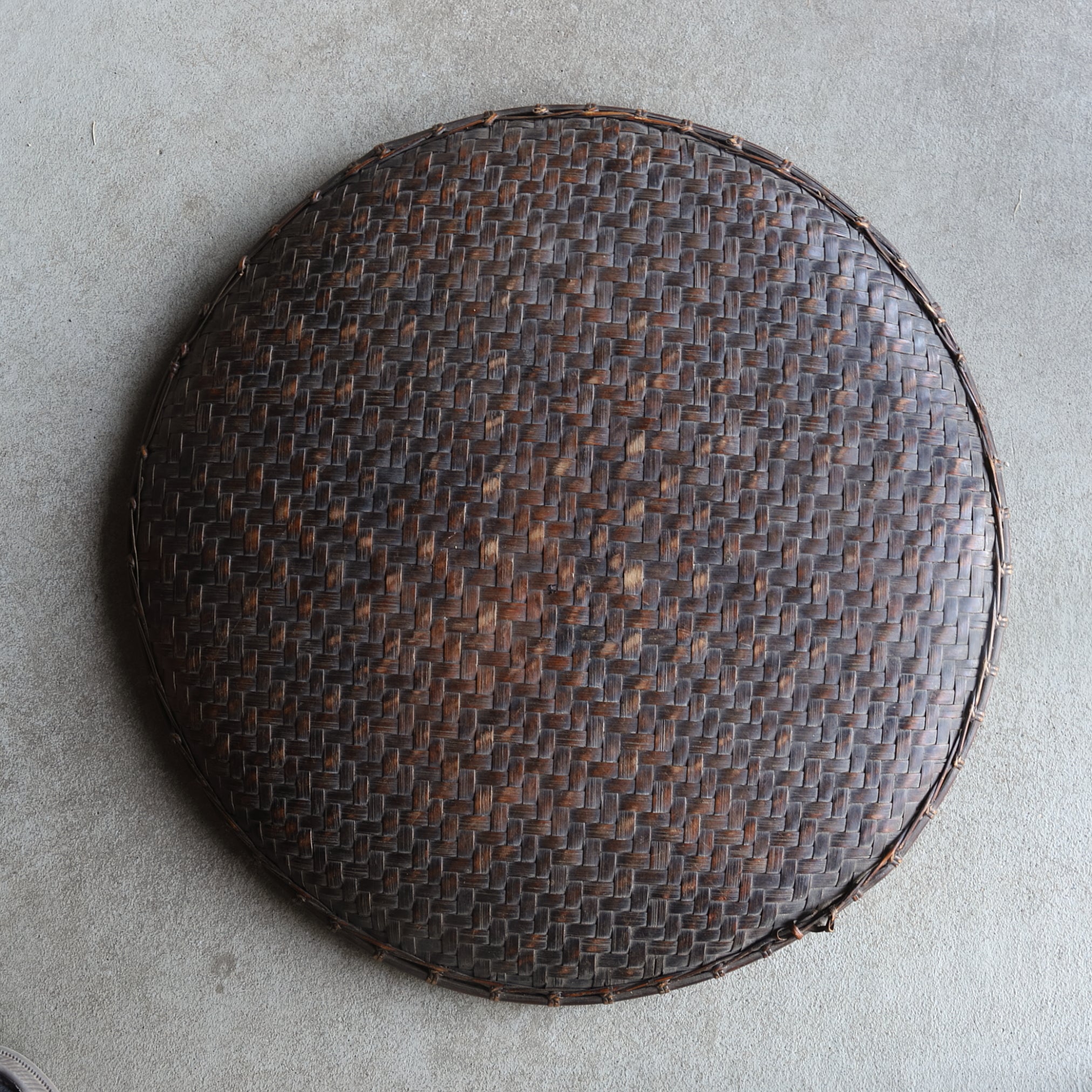 LARGE BAMBOO FLAT BAMBOO BASKET, Edo Period(1603–1867CE)