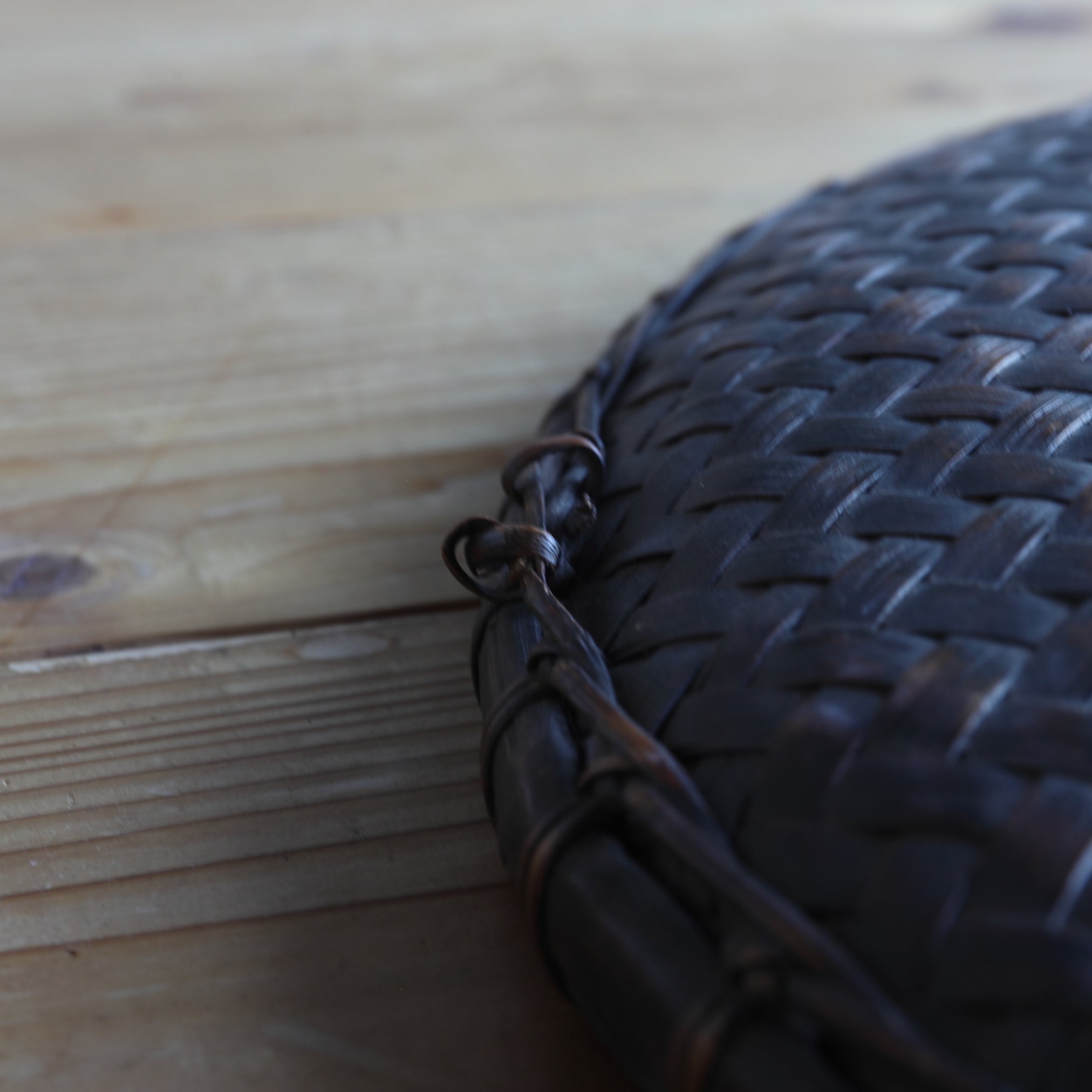 LARGE BAMBOO FLAT BAMBOO BASKET, Edo Period(1603–1867CE)