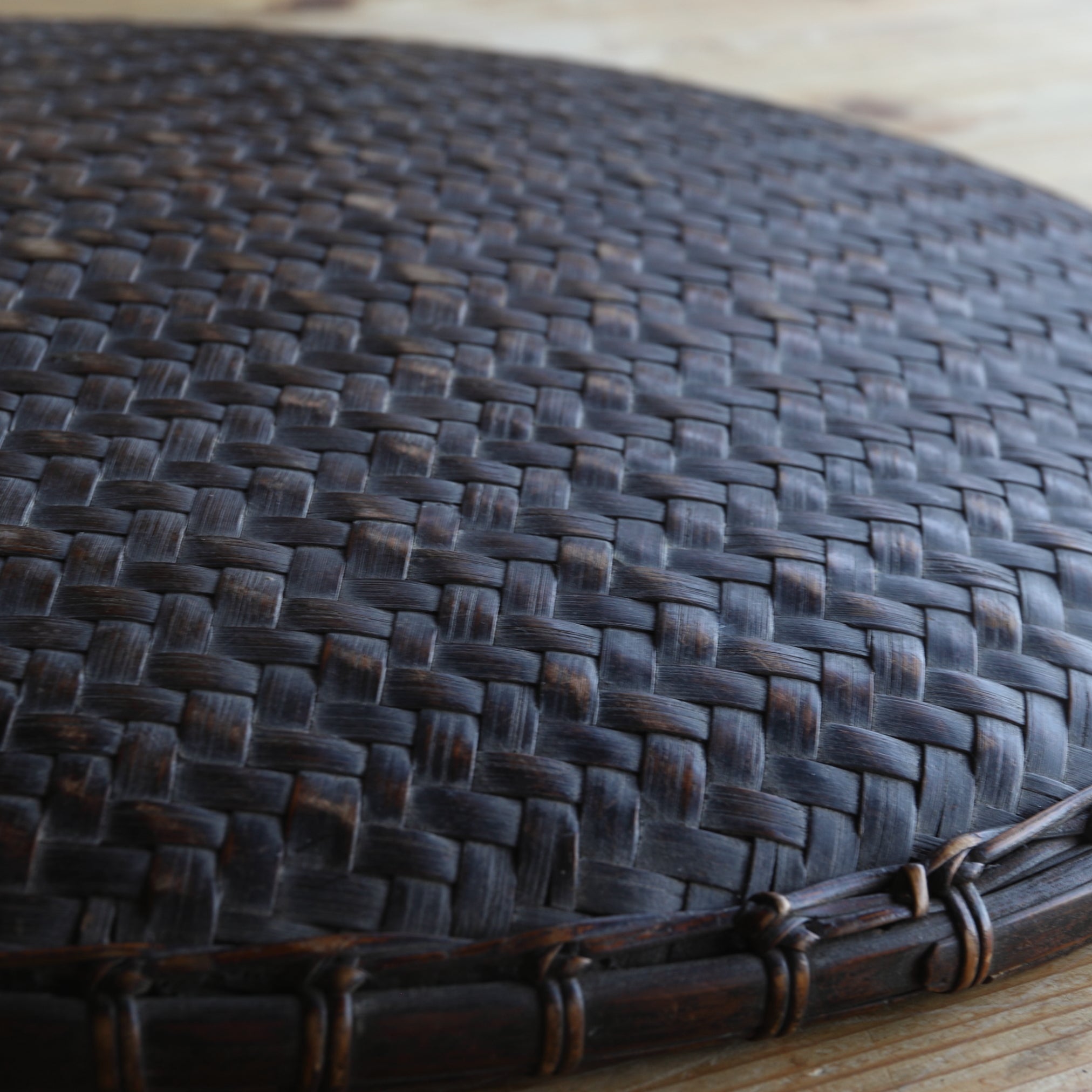 LARGE BAMBOO FLAT BAMBOO BASKET, Edo Period(1603–1867CE)
