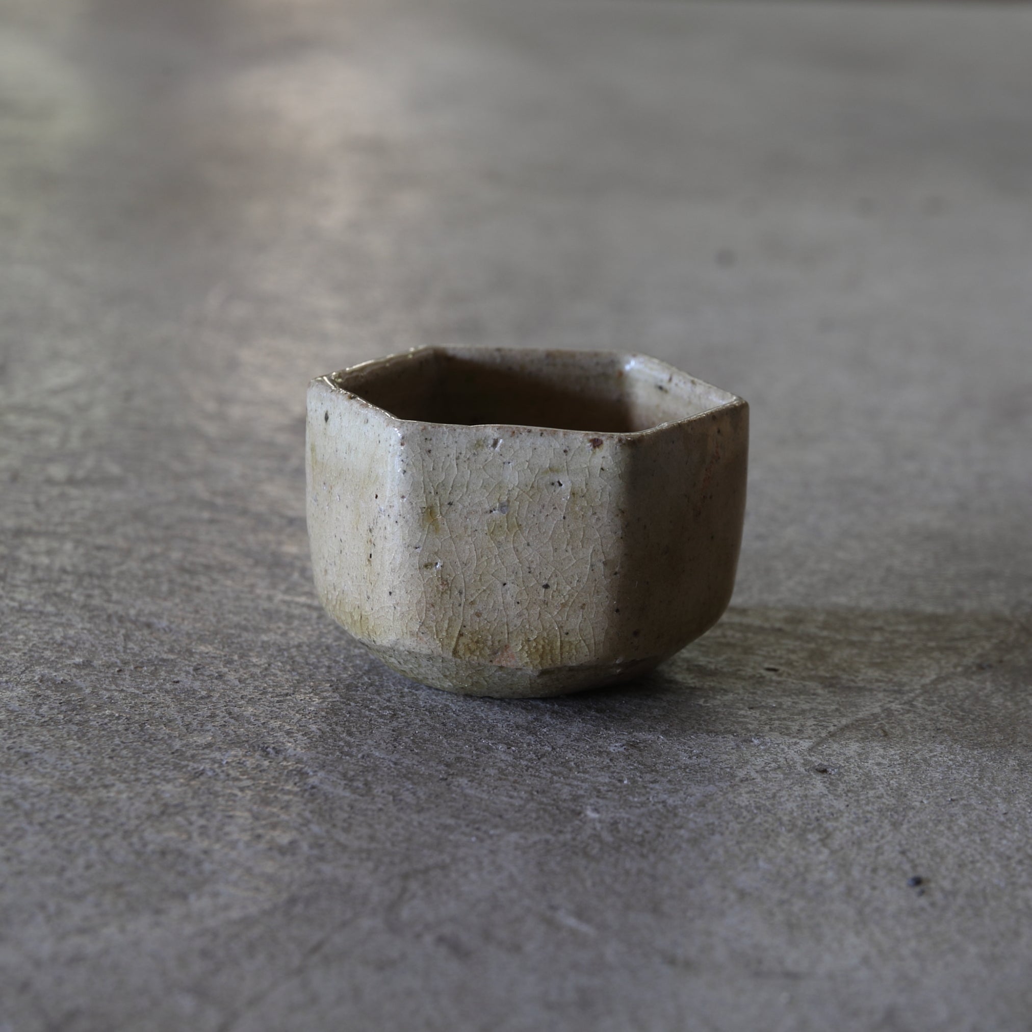 TAZA DE SAKE HEXAGONAL, Ki-Seto, Período Azuchi-Momoyama–Edo(1573–1867 d. C.)