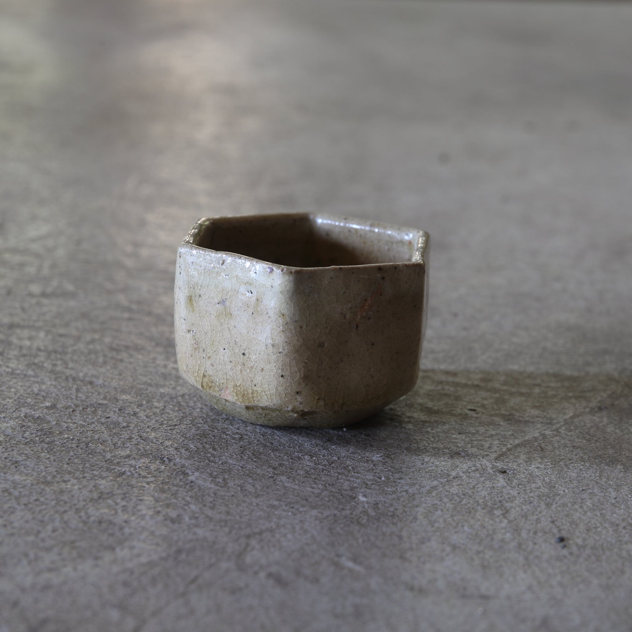TAZA DE SAKE HEXAGONAL, Ki-Seto, Período Azuchi-Momoyama–Edo(1573–1867 d. C.)