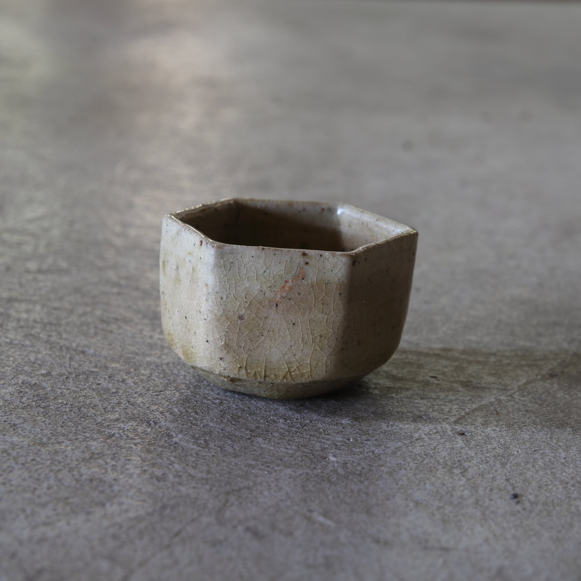 TAZA DE SAKE HEXAGONAL, Ki-Seto, Período Azuchi-Momoyama–Edo(1573–1867 d. C.)