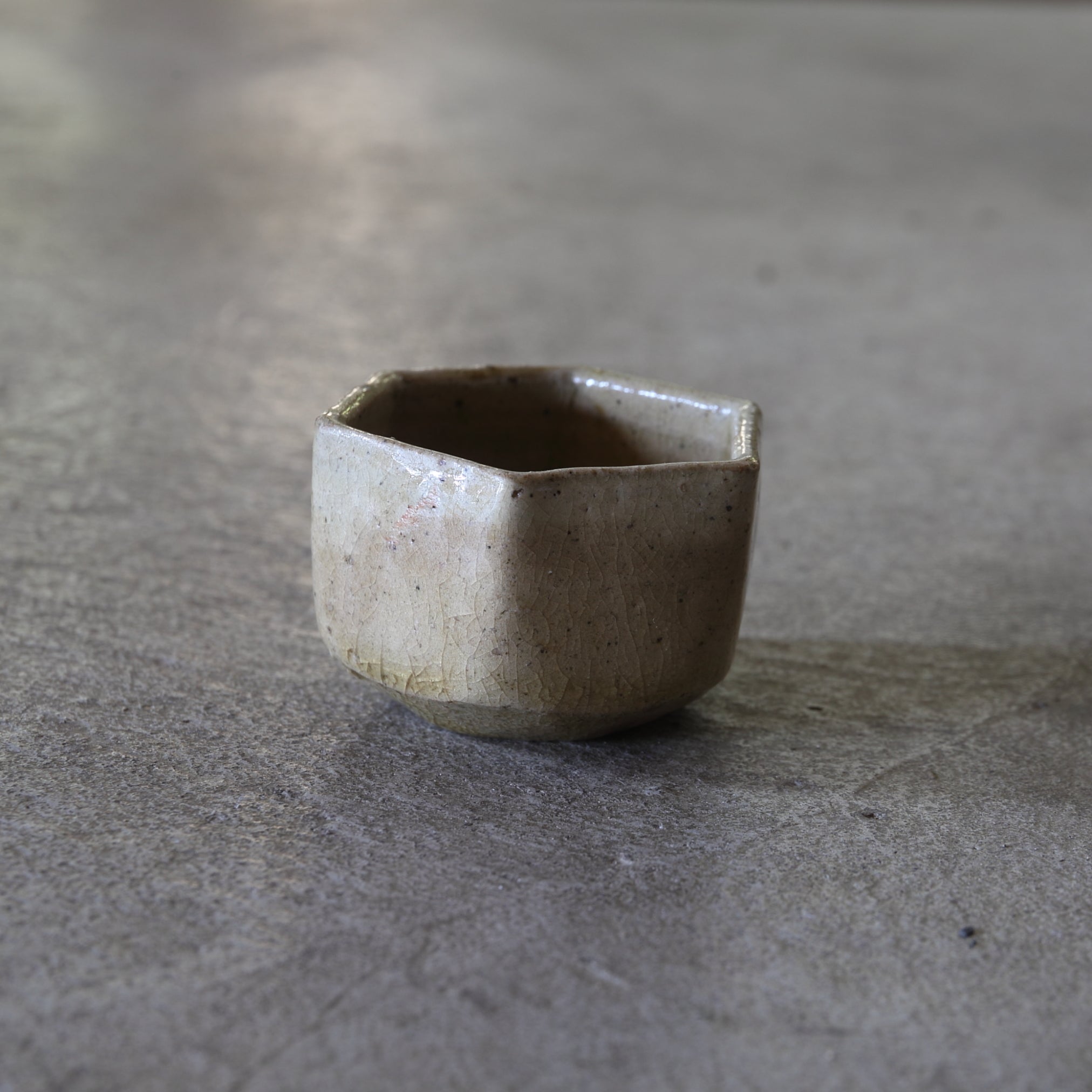 TAZA DE SAKE HEXAGONAL, Ki-Seto, Período Azuchi-Momoyama–Edo(1573–1867 d. C.)
