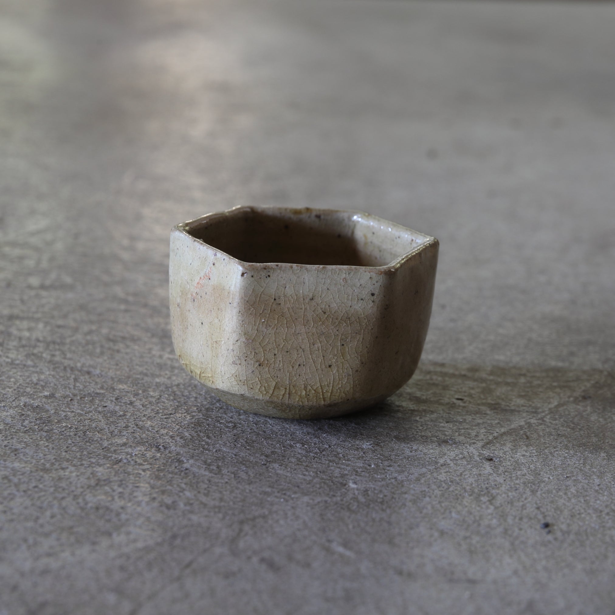 TAZA DE SAKE HEXAGONAL, Ki-Seto, Período Azuchi-Momoyama–Edo(1573–1867 d. C.)