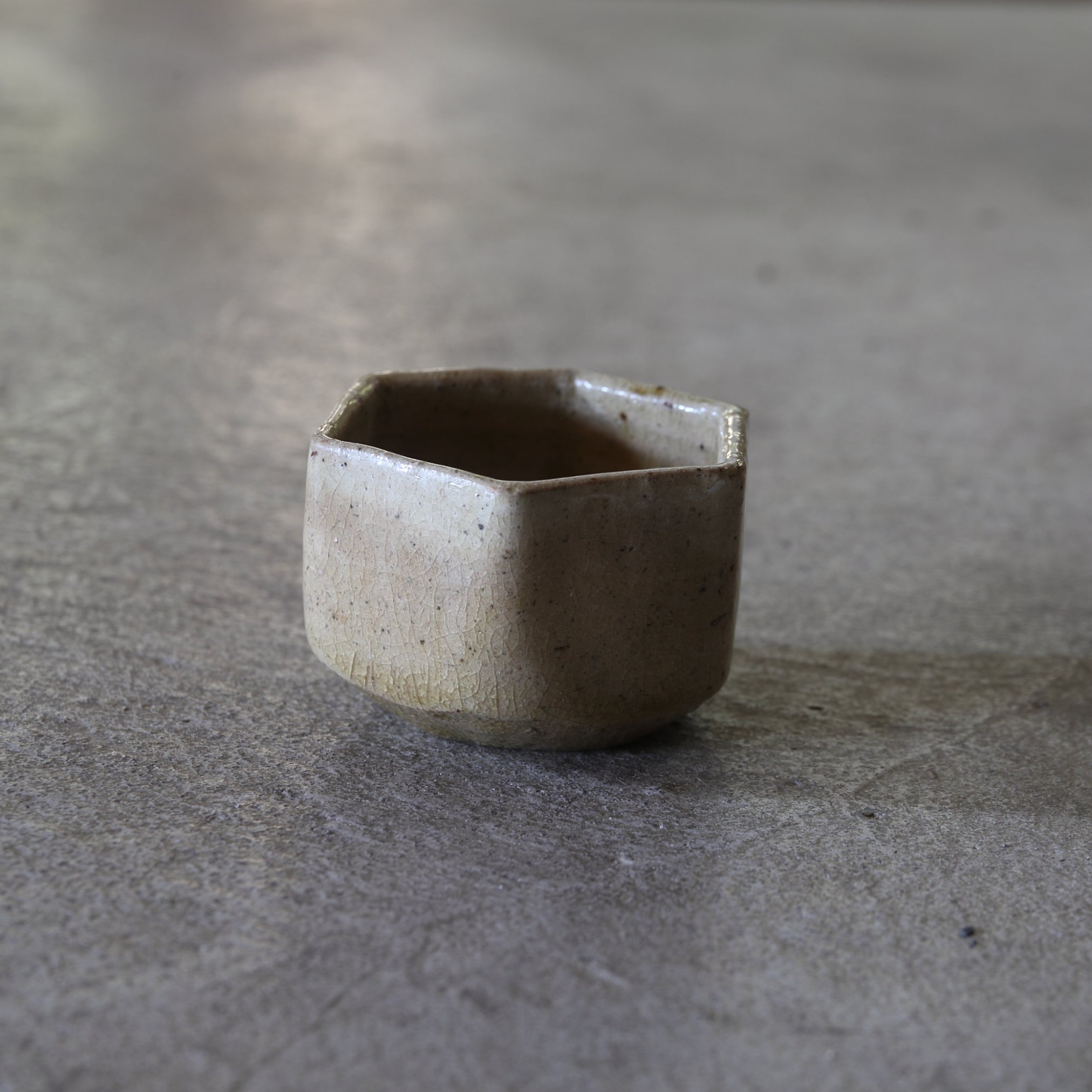 TAZA DE SAKE HEXAGONAL, Ki-Seto, Período Azuchi-Momoyama–Edo(1573–1867 d. C.)