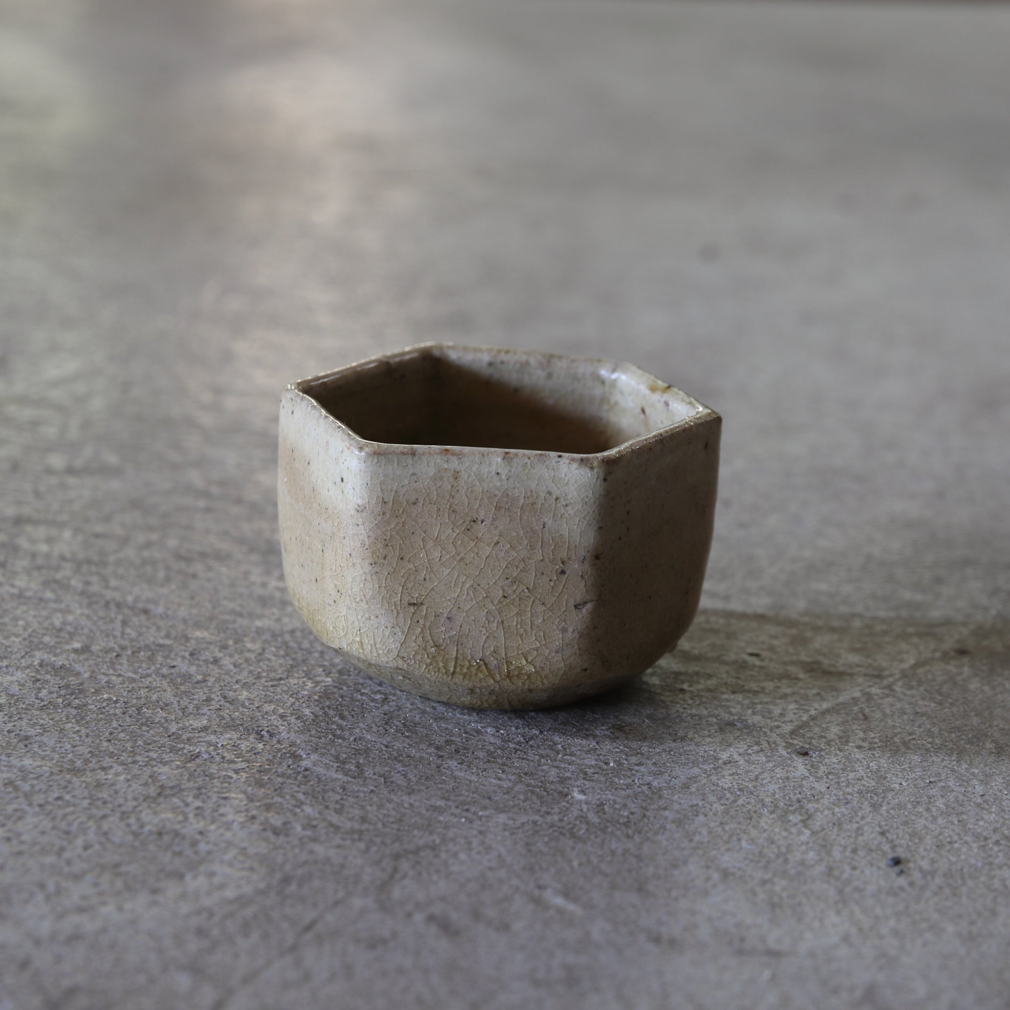 TAZA DE SAKE HEXAGONAL, Ki-Seto, Período Azuchi-Momoyama–Edo(1573–1867 d. C.)