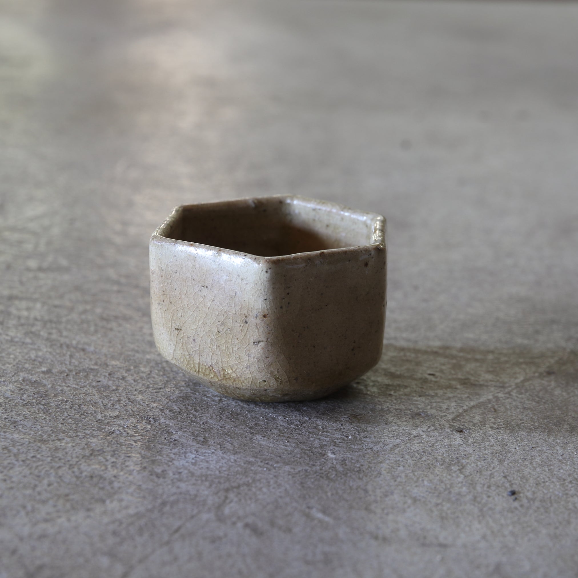 TAZA DE SAKE HEXAGONAL, Ki-Seto, Período Azuchi-Momoyama–Edo(1573–1867 d. C.)