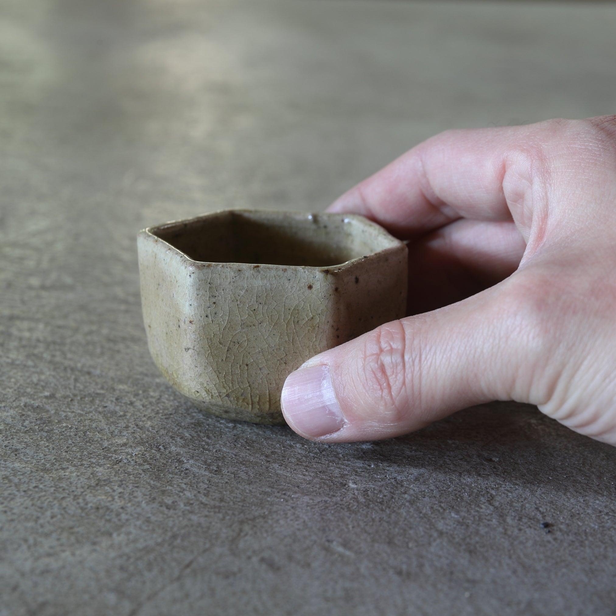 TAZA DE SAKE HEXAGONAL, Ki-Seto, Período Azuchi-Momoyama–Edo(1573–1867 d. C.)