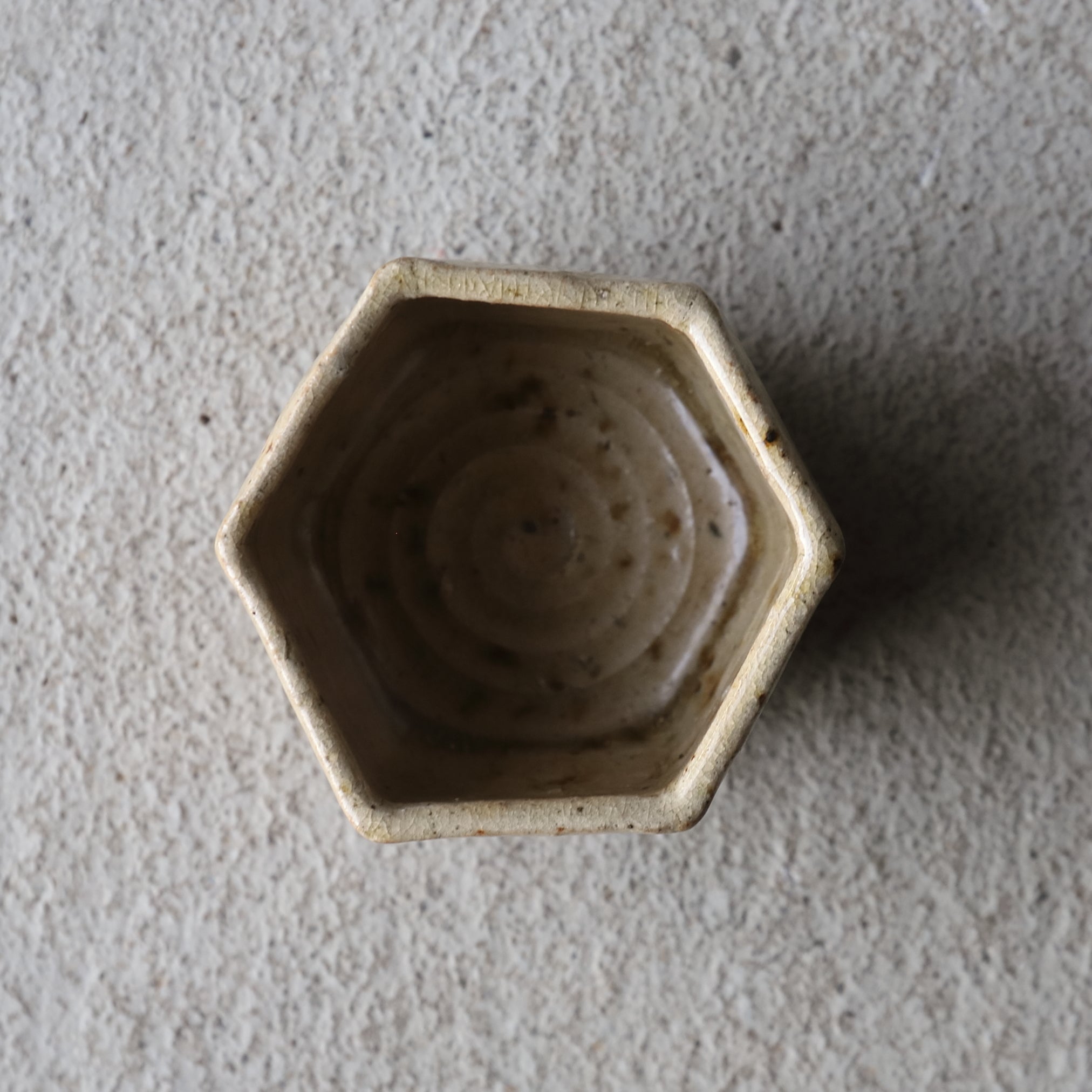 TAZA DE SAKE HEXAGONAL, Ki-Seto, Período Azuchi-Momoyama–Edo(1573–1867 d. C.)