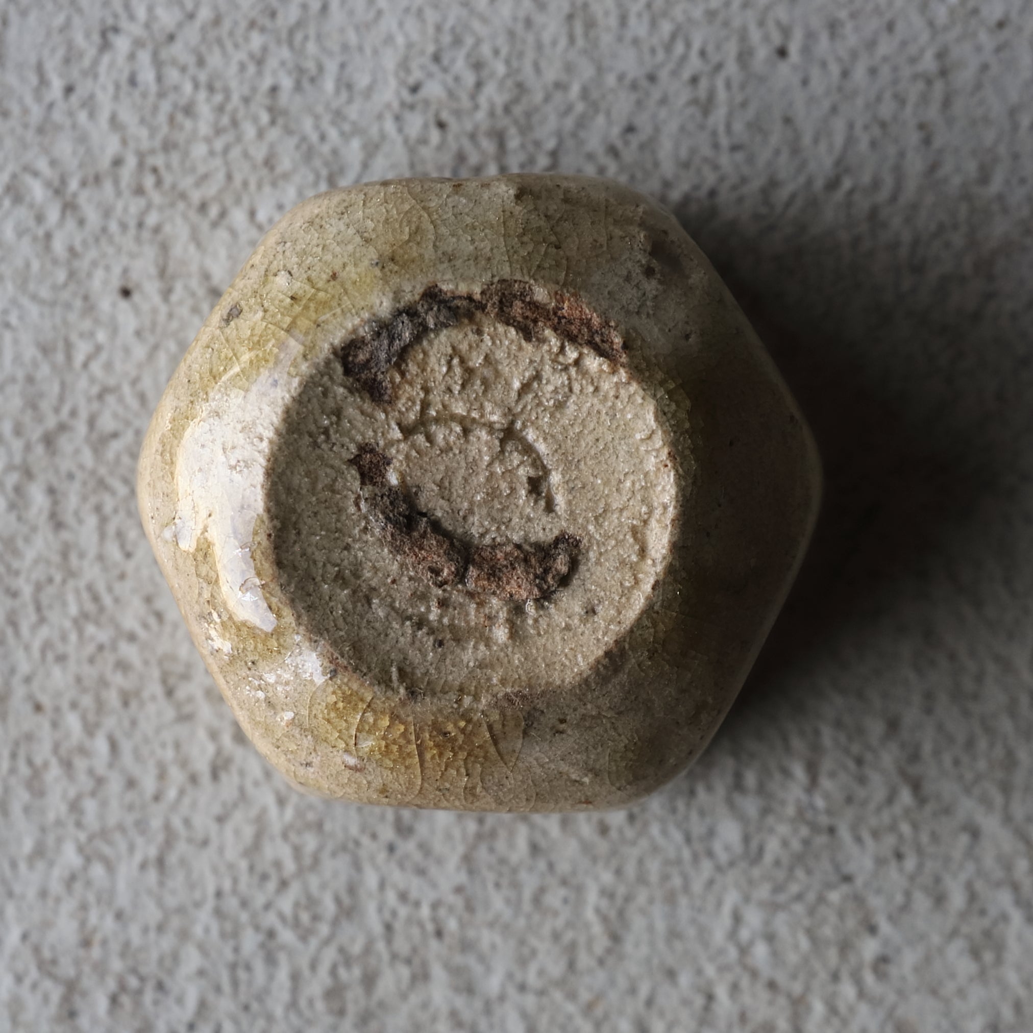 TAZA DE SAKE HEXAGONAL, Ki-Seto, Período Azuchi-Momoyama–Edo(1573–1867 d. C.)